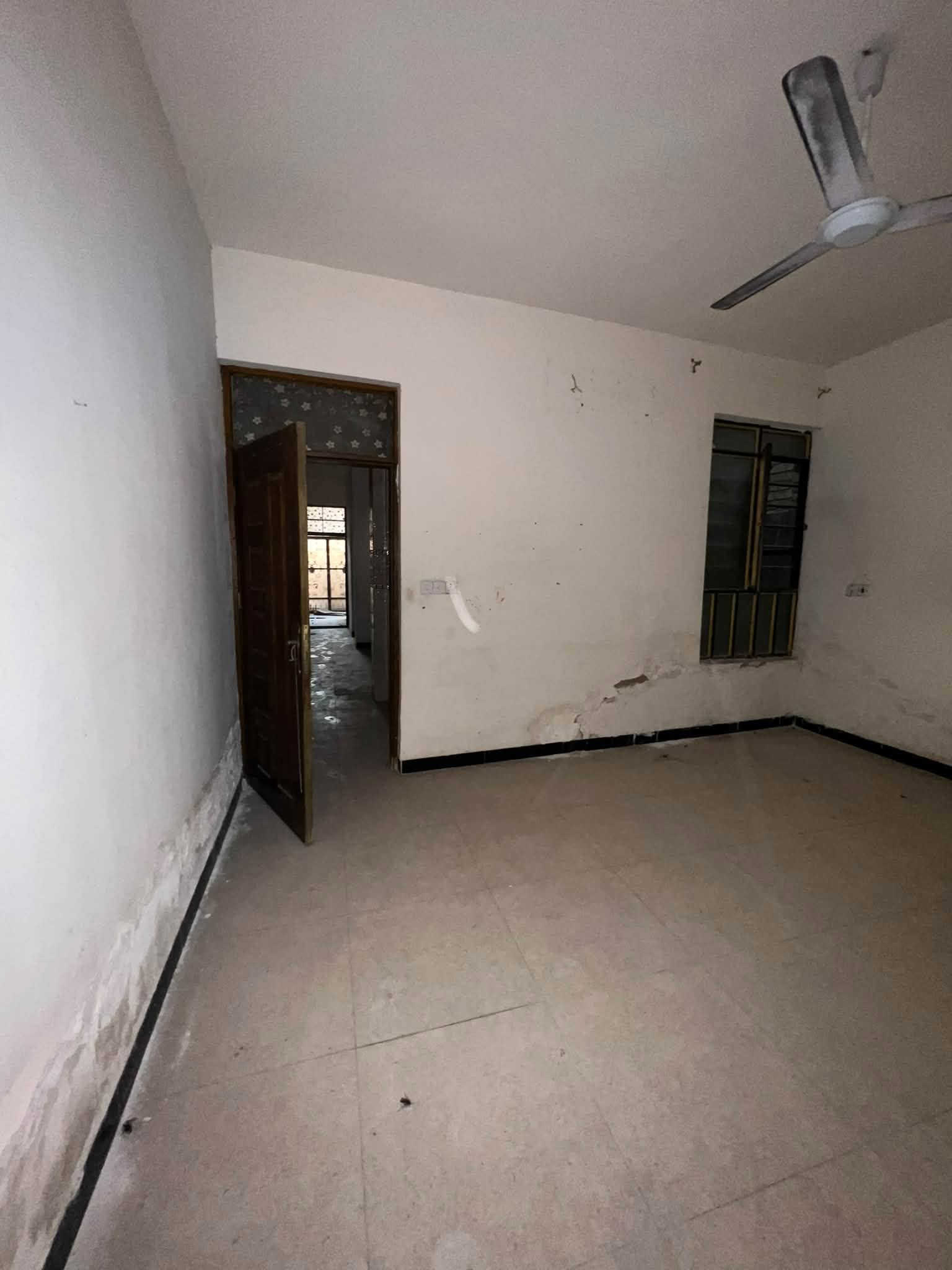 بيت بل زعفرانيه الاربع شوارع زراعي للبيع
مساحه البيت 75 متر
طابو زراعي سند 25 حجي جعفر البي وكاله+ قرار محكمه
واجهيه 5 نزال 15
مبني طابقين 
مع خدمات بل طباقين 
البيت كامل 
متواجد واتساب او تصال ***********
