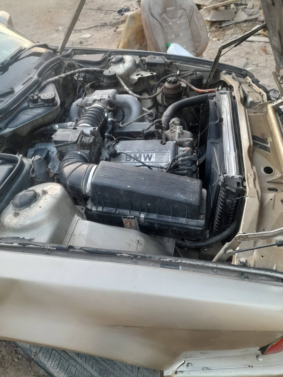 السلام عليكم ورحمة الله وبركاته 
للبيع سياره بي ام دبليو موديل١٩٩١ لون ذهبي رقم انبار 
جديد دولي انكليزي وهزة جديد السنوية لغاية ٢٠٣١ باسمي 
 مكينة وكير نظاف شرط الشغل والنظافة كير اتوماتيك
 سياره حلوة ومرتبا ونازكة ونظيفة ورخيصا
 اطلع بيها تراي للسعودية السعر ٢٥ $    
ملاحظة بيع فقط بدون مراوس / للاستفسار  ***********
.
