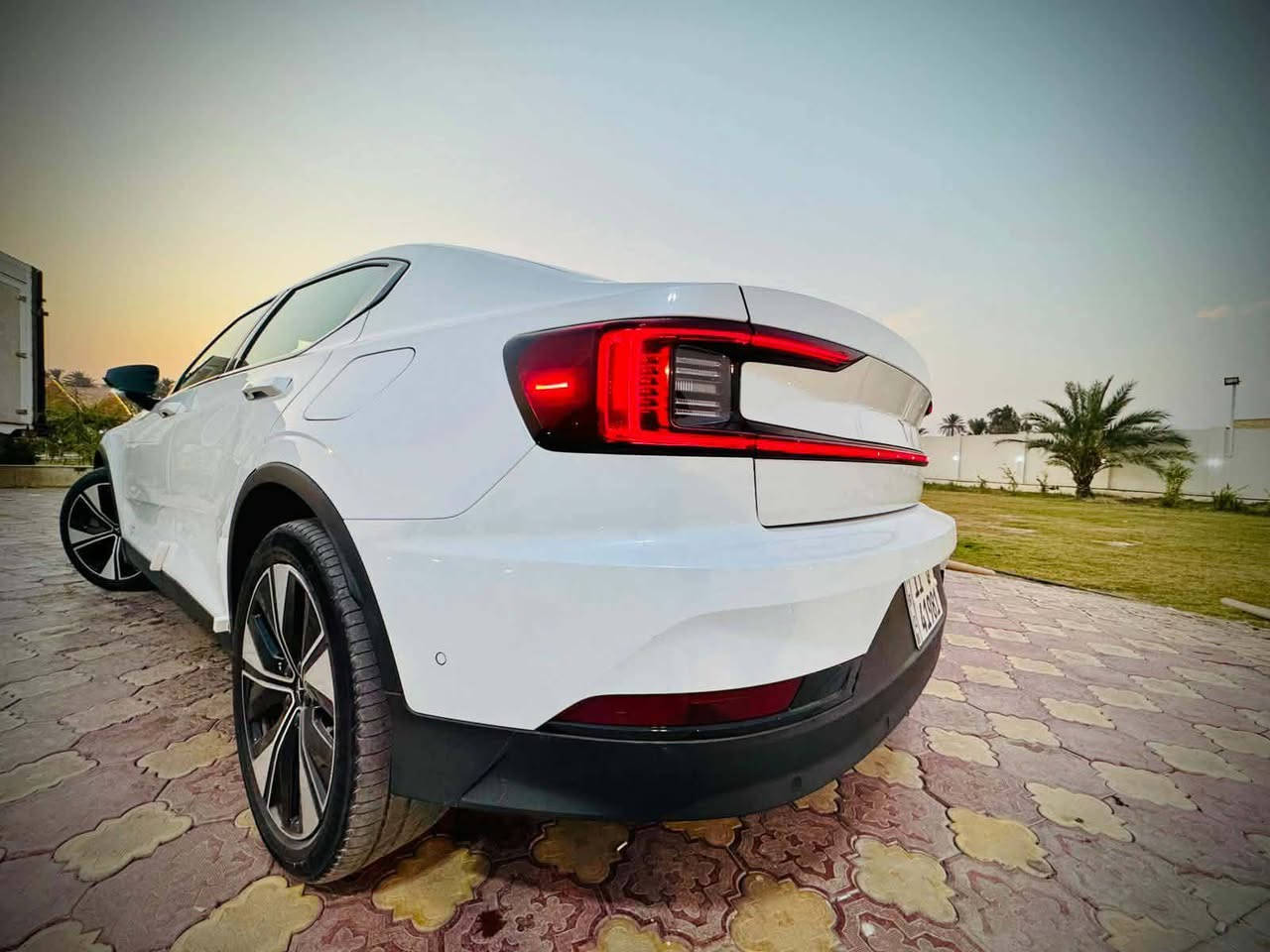 🇸🇪 عندما يلتقي الفن الاسكندنافي بمستقبل القيادة... 🇸🇪
✨ لأصحاب الذوق الرفيع: POLESTAR 2 (VOLVO) موديل 2023 
 شكل 2024 (للبيع أو المراوس)

تجسد هذه السيارة أرقى ما قدمته الهندسة السويدية؛ فهي مبنية على خبرة فولفو (Volvo) في الأمان والمتانة، ومقدمة بلمسة Polestar العصرية التي تعكس البساطة والرقي الاسكندنافي.🇸🇪 

• فئة المدى الطويل  long range 
• بطارية 🔋 كبيرة 78 KW 
تدعم الشحن السريع و المنزلي
 مع الشاحنة الأصلية 
الشحنه الواحدة 550 كيلومتر 
الممشى K 60 قابل للزيادة
🌑اطارات مقاس 19 جديد 
#السعر 18500 $$
رقم بغداد انگليزي بأسمي  شرط التحويل 
(بنيد صبغ فقط+جاملغ بارد)
***********
***********

رقم الشاصي  ( YSMEG3KA4PL156354 )

★ مواصفات كثيرة 
شرح جزء بسيط جداً 
دشبول خرائط 
رادارات 360°
كاميرات 360°
حساسات 360°
لايتات داينمك متحرك PIXEL TECHNOLOGY ليزر 
نظام ترفيهي كامل التطبيقات 

❄️🔥تبريد تدفئة كشنات قطعتين مناخي منفصل ثلج 

🌬️ 📐 التصميم والشكل العام
هيكل فاستباك (Fastback): تصميم يجمع بين أناقة سيارات السيدان والعملية العالية لسيارات الهاتشباك/الكروس أوفر، مما يعطيها وقفة رياضية ومرتفعة قليلاً.
خطوط التصميم: يتميز التصميم بالبساطة والنظافة (Minimalist) والخطوط المنحوتة التي تعكس لغة التصميم التقني للعلامة.
المصدر: تشترك في قاعدة البناء CMA (Compact Modular Architecture) مع طرازات فولفو مثل XC40.
💡 الإضاءة والتوقيع البصري
المصابيح الأمامية (LED Headlights): تتميز بتصميم "مطرقة ثور" الشهير والمستوحى من فولفو، وهي مصابيح LED نشطة (Active LED) مع إضاءة عالية نشطة وتعديل آلي للمستوى. 
الشريط الضوئي الخلفي: شريط ضوئي خلفي كريستالي يمتد بعرض السيارة بالكامل، ويتكون من 288 وحدة LED، مما يعطي توقيعاً ضوئياً فريداً ومميزاً.

II. 💎 الباقات والإضافات الفاخرة المتوفرة

1. 🛡️ حزمة Pilot Pack (تركيز على الأمان والقيادة الذكية)
• نظام Pilot Assist المتقدم: مساعدة في القيادة على الطرق السريعة (توجيه، تسارع، وفرملة).
• كاميرات ومستشعرات 360 درجة: لسهولة الركن والمناورة.
• نظام تنبيه النقطة العمياء (BLIS): مع نظام مساعدة التوجيه.
• نظام تنبيه حركة المرور الخلفية (RCT): مع مساعدة الفرملة.
• مصابيح LED متكيفة Pixel: إضاءة ذكية وقوية دون إزعاج السيارات القادمة. 
متحرك مع عجلة القيادة 

🖥️ التقنيات والمقصورة الداخلية

 Polestar 2 (2023) - أول سيارة في العالم تعمل بنظام Google Automotive OS المتكامل. تكنولوجيا ذكية، قيادة أذكى.
نظام الترفيه: شاشة ترفيه مركزية تعمل باللمس مقاس حوالي 11.15 بوصة أو 11.2 بوصة.
نظام التشغيل: نظام معلومات وترفيه مدعوم من Google (أندرويد أصلي) مع خدمات جوجل المدمجة.
شاشة السائق: شاشة رقمية لعرض معلومات القيادة مقاس 12.3 بوصة.
الاتصال: دعم Apple CarPlay و Android Auto 
الميزات الداخلية:
شاحن لاسلكي للهاتف 
مقاعد مريحة وعالية الجودة.

🟢🔴⚫الإطارات الذكية والمستشعرات المدمجة
تهدف هذه التقنيات إلى تزويد السائق والسيارة ببيانات دقيقة وفورية عن حالة الإطارات، وتُعد ضرورية للقيادة الذاتية.
• نظام TPMS المتقدم: أجهزة استشعار (Sensors) مدمجة في الإطار أو الصمام لتوفير بيانات دقيقة ومباشرة حول:
درجة الحرارة داخل الإطار.
•ضغط الهواء (مراقبة الضغط الأساسية).
• مستوى تآكل المداس (المستقبل).
• الإطارات الذكية المتصلة (Smart Tires):
تتضمن مستشعرات متقدمة تتواصل مع كمبيوتر السيارة لتوفير صيانة تنبؤية (Predictive Maintenance).
يمكنها تحليل ظروف الطريق (جاف، رطب، ثلج) وتكييف خصائصها أو نقل البيانات إلى أنظمة التحكم في السيارة لتحسين الأداء (مثل فرامل ABS والتحكم الديناميكي).
الإطارات المتغيرة/المتكيفة: مثل مفهوم Hankook Hexonic التي تحلل الطريق باستمرار وتتكيف أخاديد مداسها وفقاً لظروف القيادة.

.
