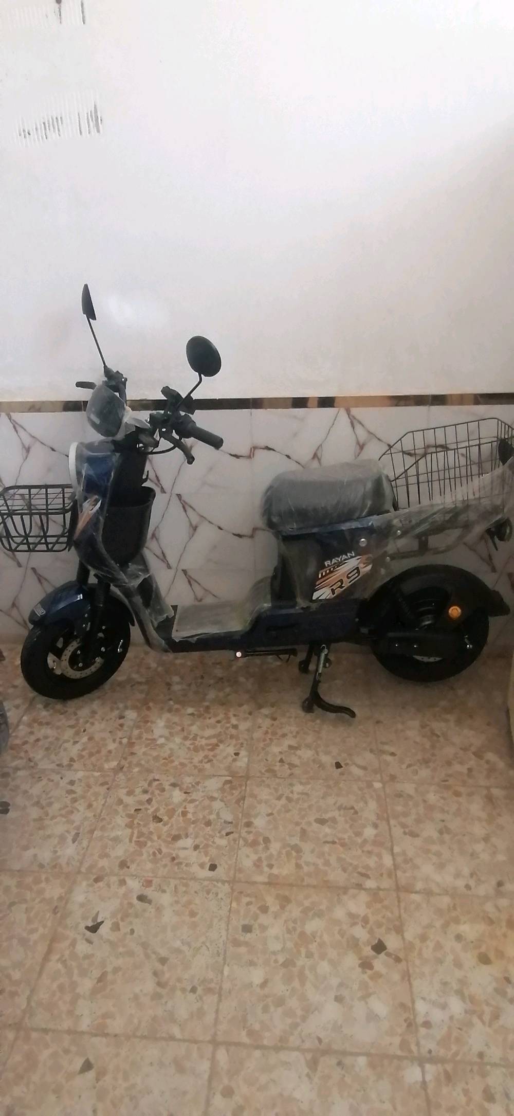 للبيع او مراوس ماكس او فراشه دراجة شحنR9 جديد كلش صارلي يومين من اشتريتها
5 بطاريات نضام R رجوع للخلف نضام p البارك ومكان للشحن 3 نمر نضام امان سرقه بيها.. بصمه عدد 2 وكارت عدد 2 وسويج عدد 2 الشحنه الوحده تمشيك 50 كيلو سرعه 80 حقيقي شركه الريان الأصلي اشتريتها 750 ورايدها 675وبيها مجال الشراي يراسلني خاص عنوان الديوانية قرب منجل علويه