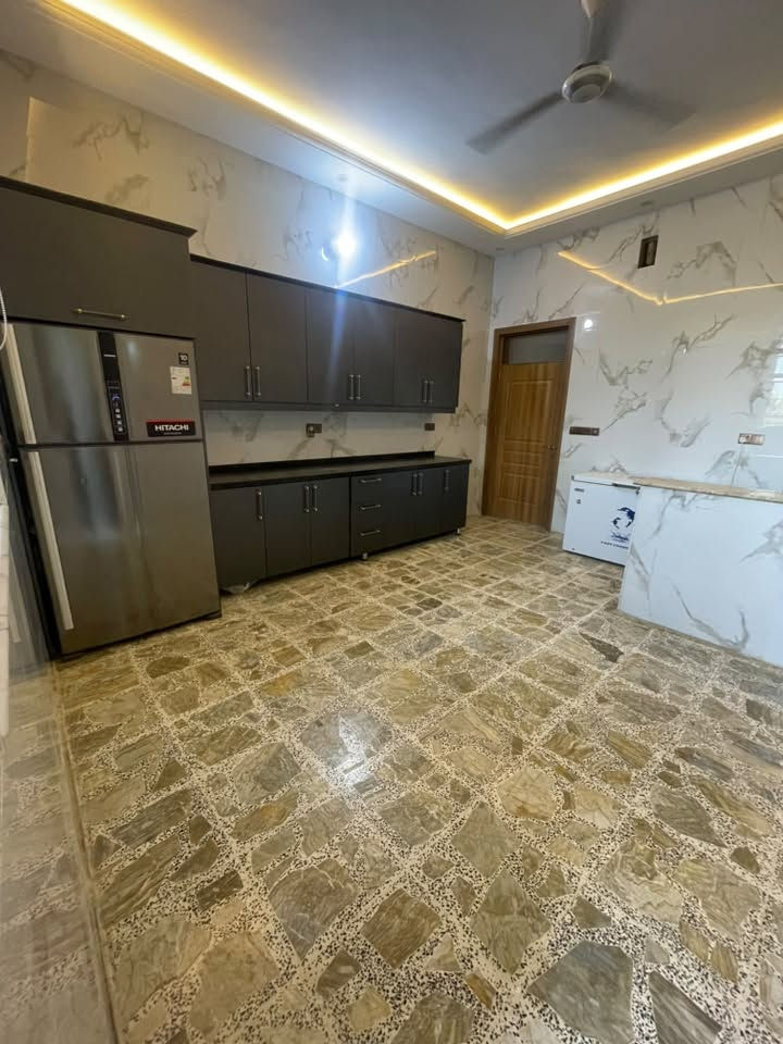 سلام عليكم بيت في حي الشهداء طابقين  منطقت 24مجاور مجمع النخيل مساحه 250/واجه 10/نزال 25 /شارع 15والنافذ مقابيله20 يحتوي على 4غرف نوم ستقبال ومطبخ حار وبارد وصاله وصحيات ثنين وحمامات ثنين ومناور ثنين حديقه سعر 220قابل لتفاوض رقم ***********موجود واتساب
