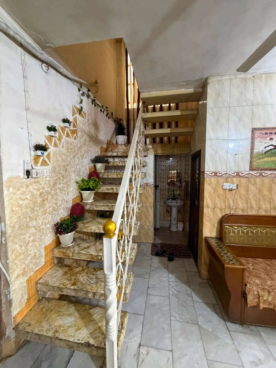 بيت ٢٠٠ متر طابو صرف للبيع نضيف بناء درجه اولى للبيع طابقين حله مهندسين مقابيل شارع ام البنين
الطابق الاول غرفتين نوم كليدور مطبق صاله طارمه حديقه مجمع صحيات 

الطابق الثاني غرفتين وهول مجمع صحيات 

للاستفسار اكثر ***********

***********
