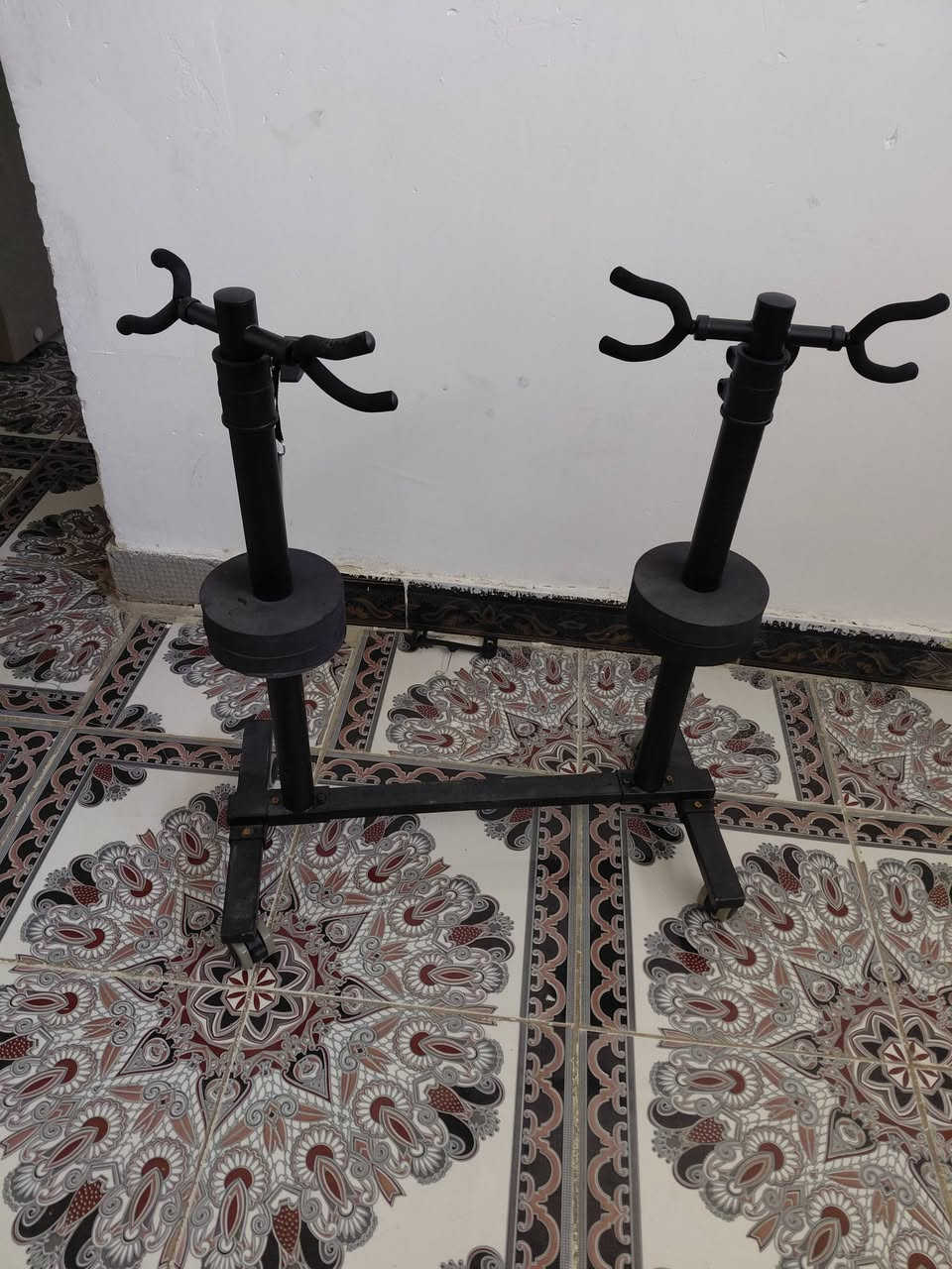 حامل معدني مزدوج (يحتوي على قاعدتين أو عمودين مع قطع إسفنجية دائرية وعلاقات علوية)، وغالباً ما يُستخدم كـ حامل أرضي متعدد للآلات الموسيقية مثل الجيتار أو الباس (متعدد الحوامل)، أو قد يكون جزءاً من قاعدة معدنية لتجهيزات رياضية أو معدات أخرى بحسب التصميم المحلي. 
السعر 25000

