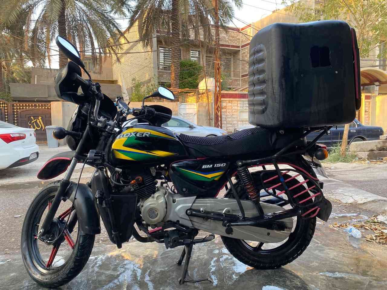 سلام عليكم من رخصت ادمن
بوكسر كلاسك 22 دبلات جبلي /بدون اوراق 
تاير خلفي جوبلس /درع / منضومه زنون أبيض سعره 65 شديته 
وزنون صفاحيات اصفر وابيض 
دراجه استاند موبايل كهربائيات كلها شغالة مابيها اي نقص 
المكينه بارحه تجفيت جديد تجي وتشوف بعينك ترايها زيرو وصل ضمان تجفيت موجود كشن طبي شاحن وفاحص فولتية دبل اشارة الله شاهد دراجه تخبل 
السعر مليون و50 بي مجال جدا بسيط +كلشي اكو بلسوك 
بغداد /الشعب /الهاتف *********** وتساب متوفر 24 ساعه
