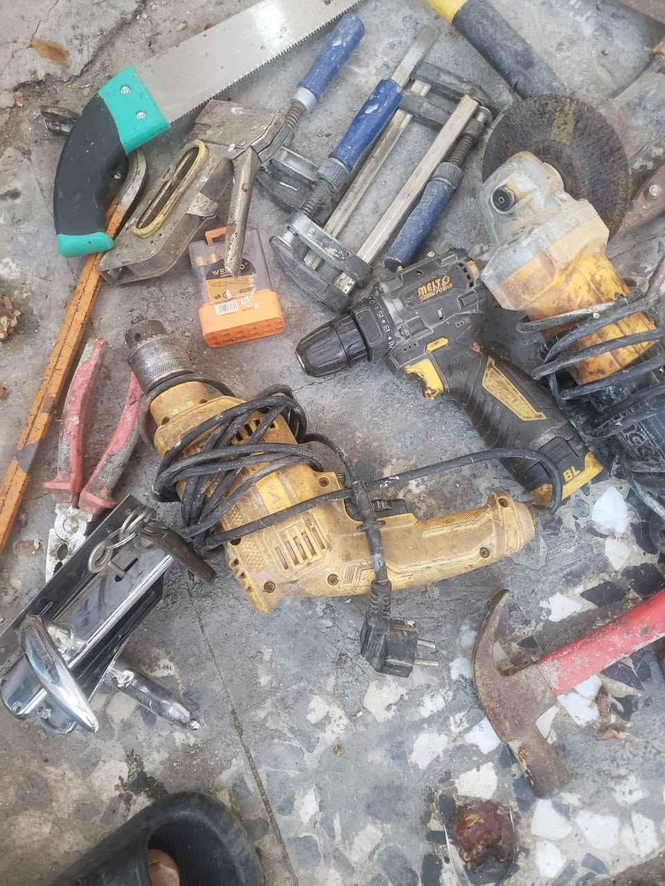 سلام عليكم عده نجاره للبيع كامله بدون ابي نقص ولكهربايات كلهن ماركه وسعرهن مناسب جدا 125 بغداد الكرخ هاتف *********** الريبون ستلي مال مواسسه
