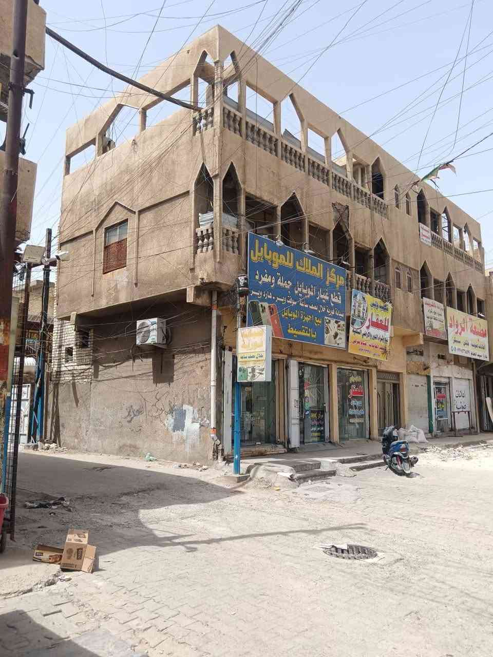 عماره للبيع قطاع 62 144 متر بيه شقتين و 6 محلات وقاعه خلفيه ارضيه تقاطع السفاره ***********
