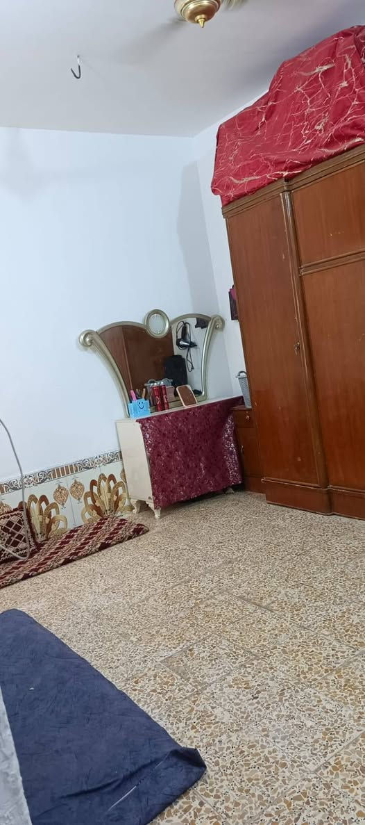 بيت 100م طابقين للبيع  حي النداء منطقة 58 قرب المدرسه الوردية بناء كونكريت يحتوي على غرفه وصاله ومطبخ وستقبال وتخاريج الطابق الثاني يحتوي على غرفه وصاله وتخاريج السعر 75 للاستفسار مراجعة مكتب بركات ام البنين للعقار في حي الميلاد شارع مزرعة سيد علي أو اتصل 🗣📲📞
بإدارة:علي العابدي ***********
    و  أمير العابدي ***********
