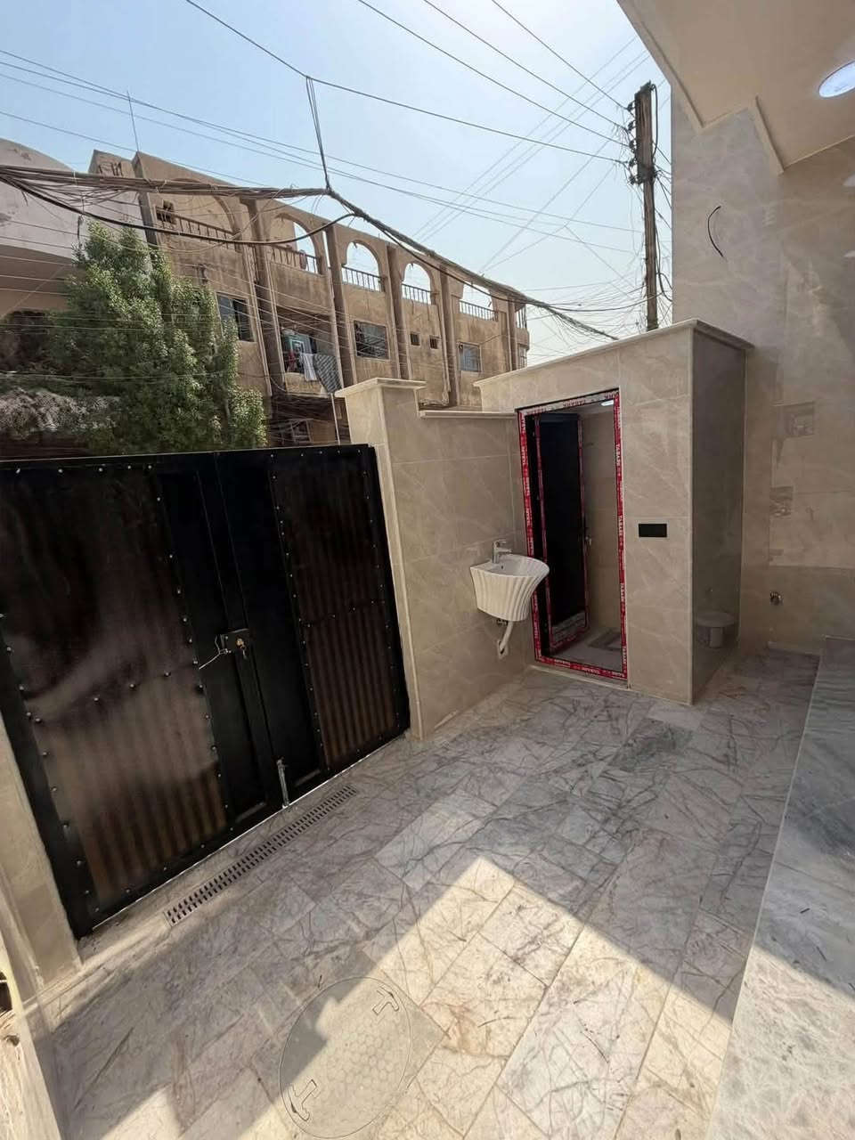 🏠 عقار مميز للبيع - فرصة لا تعوّض! 🏗️
ملاحضه / العنده عقار 🏡#للبيــــــع ويريد يبيع  #دزولنه كافه التفاصيل العقار مع ذكر السعر ورقم التلفون ☎️وان شاء الله باقرب وقت ينباع يمنه 🤲❤️
————————————————-
🔸دارين تونات للبيع طابو صرف #بناء_حديث 
100متر الواجهه 5م والنزال 20م مدخلين 
بناء سنة 2026🔑 تسليم مفتاح تكمه كامل مكمل

🔸الطابق 1️⃣كراج وخدمات خارجيه ومدخلين واستقبال ومطبخ  وخدمات داخليه وغرفه نوم جوه
     الطابق 2️⃣غرفتين نوم وخدمات وبلكونه وصاله 
     الطابق 3️⃣بيتونه كبيره وسطحين امامي وخلفي
 
🔸موقع العقار ممتاز جدا📍الشعب شارع الصحه قرب سوك شلال شارع عريض عرضه 15م ورصيف عريض عرضه 2م + مناسب جدا لحك قبل لاينباع

🔸السعر: 255 مليون وقابل للتفاوض 

مكتب ابو علي الدراجي للعقار 🏛️
المكتب مجاز رسميآ _وؤكيل منصه عقاريه ✅ 
 الشعب-نهايت شارع الصحه-مقابيل كرزات ركن الصحه 
***********📞
***********📞 ‭
***********📞
