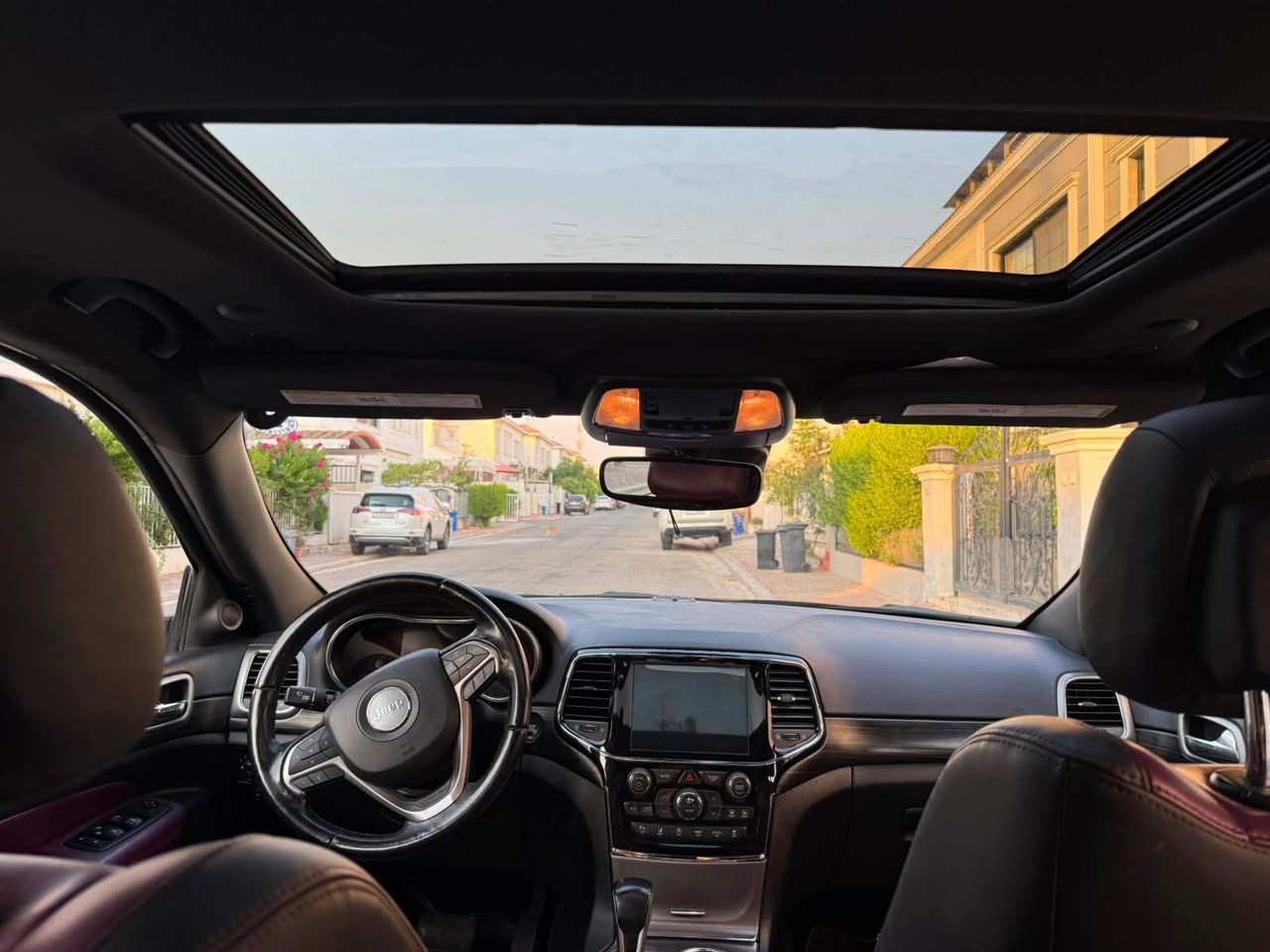 جيب گراند چيروكى  2020 limited قه پات مواصفات 
ماوه ى رويشن  : 36,000 mil

موه سه فات  : 
١-پيش رادار  
٢ -لايت ليد بيلاد 
٣-سلايد + كاميره 
٤-كوشن جلد +كوشن كهربايي + كوشن هيتر 
٥-سه قف شامو + تبريد مركزى 
٦-شاشه گه وره ئايپاد  سوكان ڤوليوم 
٧-سندوق شه فت 
٨-(ره قه م هه ولير ) ( سه نه وى  نوييه هه زه ى نوييه  فه حسى نوييه ره قه مى نوييه  ) به شه رتى ته حويل 

سبوغ : ٤ پارچه ى هه يه به عام ده يفروشين سه قفى به شى دواوه ى كه مه ك سبوغه به بئ ژورئ به بئ شانسى به بئ ايرباگ پيشو پشتى كه پسه بيلاده نوقته ى نيه (مه كينه و گيرو كه ره بايت هه موى به شه رت )
( ره قه م شانسى )(1C4RJEAG0LC428473)

سعرى : ( ١٧٧ )ورقه كه ميك معامله 
بو زانيارى زياتر په يوه ندى به و ژماره بكه 
*********** أربيل, العراق
