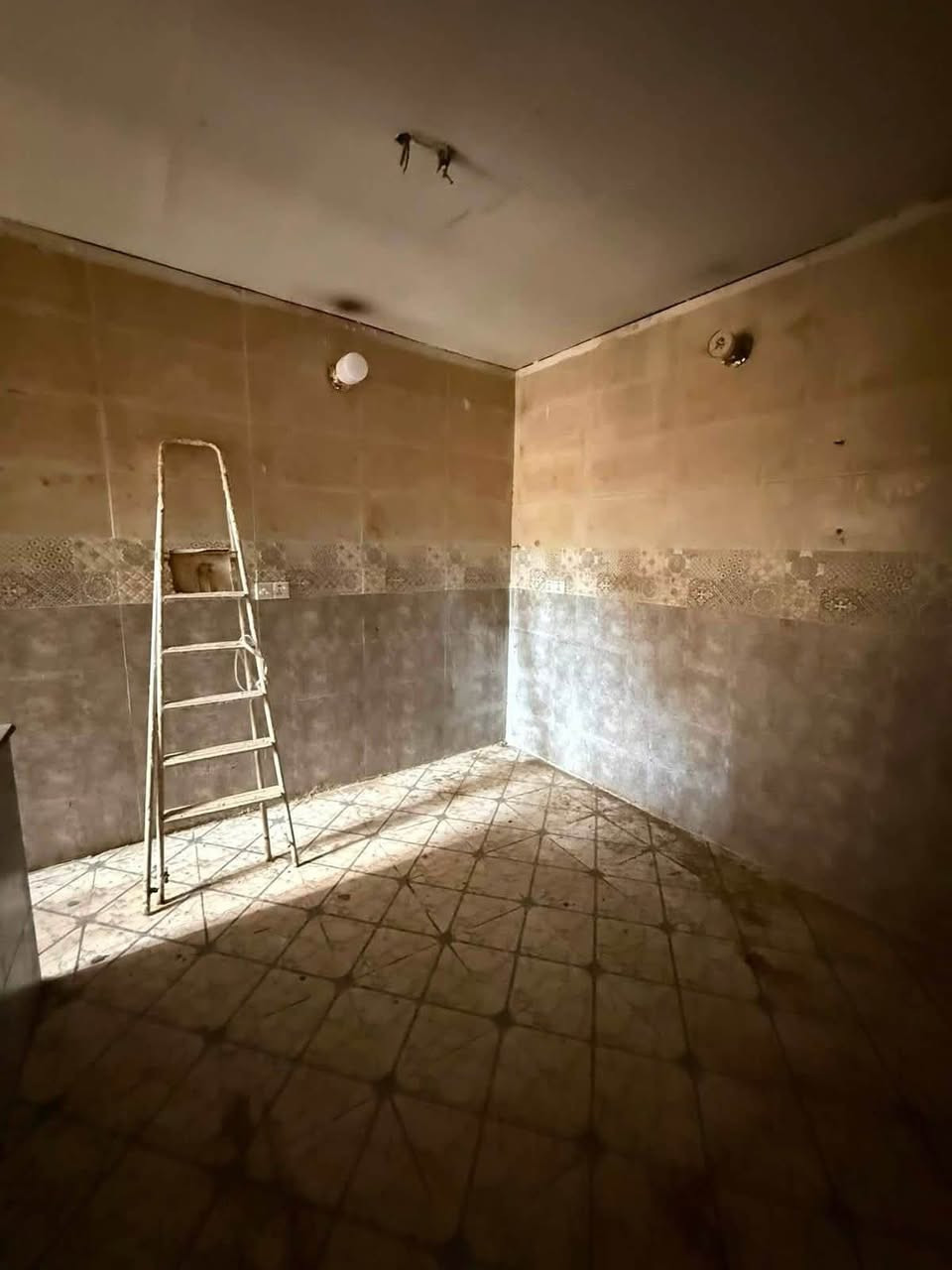للايجار ١٥٠ متر يحتوي صاله مطبخ خدمات صحيه و٣ غرف نوم ايجار مليون قرب شارع نخيل ***********
