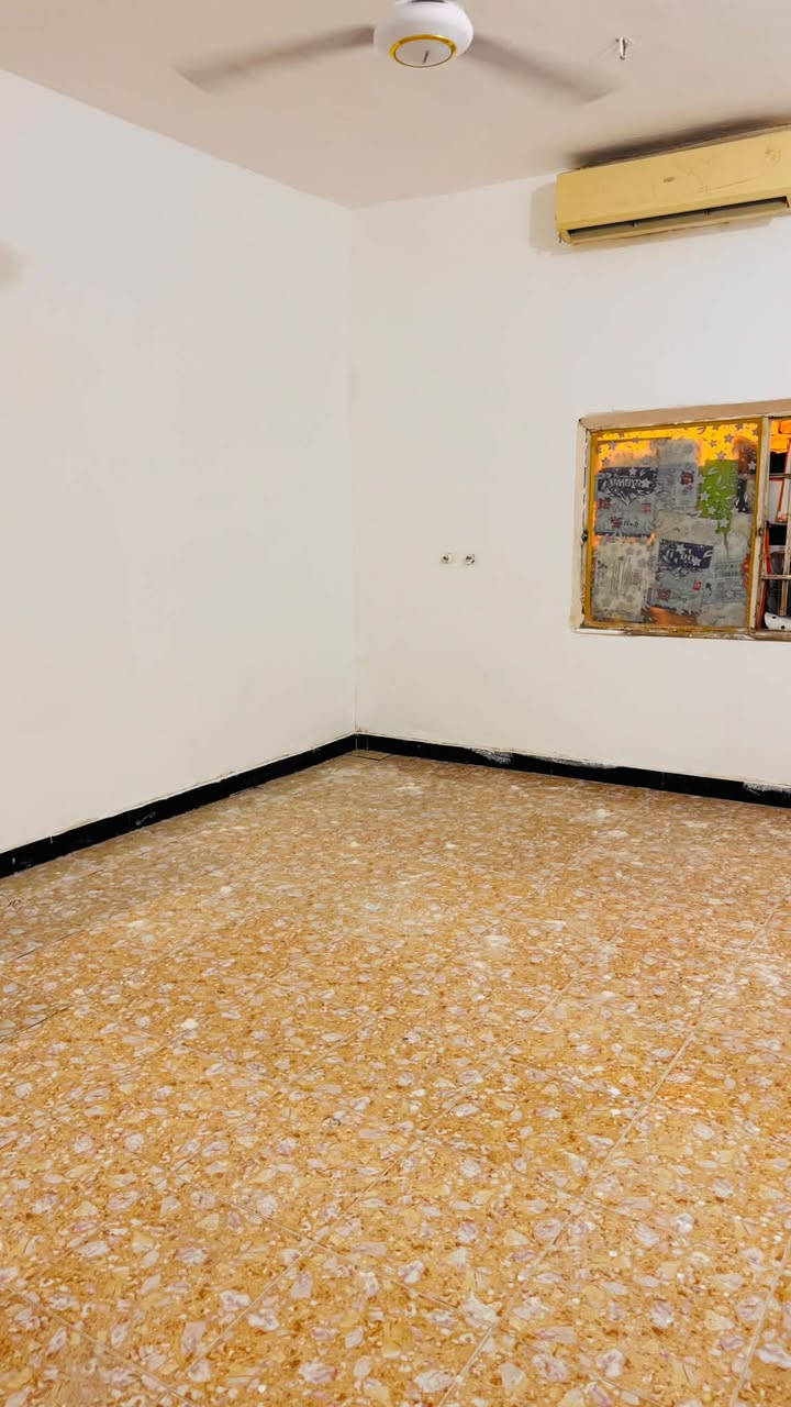تحية طيبة…
مشتمل المساحة 100 مربع وجه 10 ونزال 10 بصف الركن شارع 6 متر متكون من طابقين الطابق الارضي يحتوي على غرفة نوم واستقبال وهول والطابق الاول يحتوي على غرفة نوم بالامكان اضافة غرفة ثانيه في الطابق الاول 
العنوان زين القوس شارع الشيرازي قرب الجسر 
السعر 85 مليون وبيه مجال 
تفاصيل اكثر الاتصال ***********
