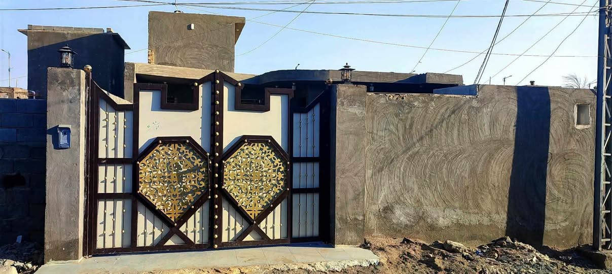 بيت للبيع في حي الحكيم نزلت السكله
مساحه 260 م عالي عن الشارع مرقم بالبلدية
بناءه طابوق السقف صب الارض رفته
يحتوي على غرفتين نوم وصحيات داخليه وخارجيه غربي وشرقي مخزن بالبيتونه مناوره 2
غاز تأسيس بواري مساحه البناء 190 م
والباقي طرمه وحديقه
