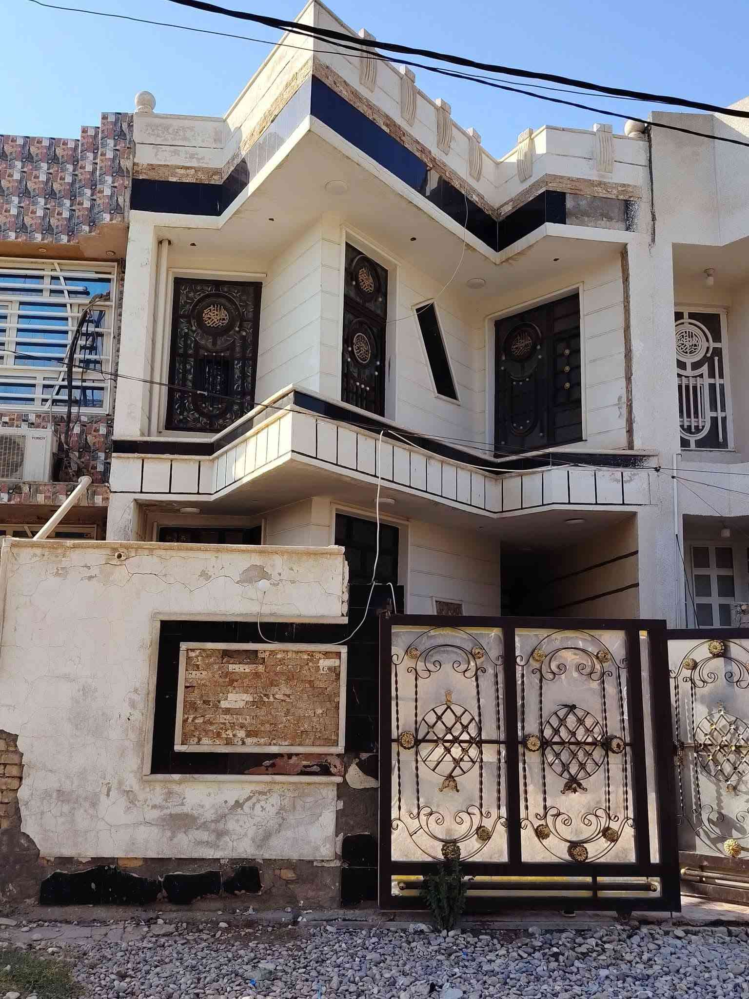 السلام عليكم دار سكن للبيع طابقين ثلاث غرف نوم البناء حديث درجة اولى في الكوت منطقة حي الحكيم نزلة علاء غريب مساحتة 150م البناء طابوق درجة اولى والسقف صب مسلح والارضية والجدران سيراميك ويتكون البيت من ثلاث غرف نوم وقياس الغرف 6×5 وصالة واستقبال ومطبخ وصحيات داخلية وخارجية ومرقم من قبل البلدية السعر 73 وبي مجال الاستفسار الاتصال على هذا الرقم ***********
