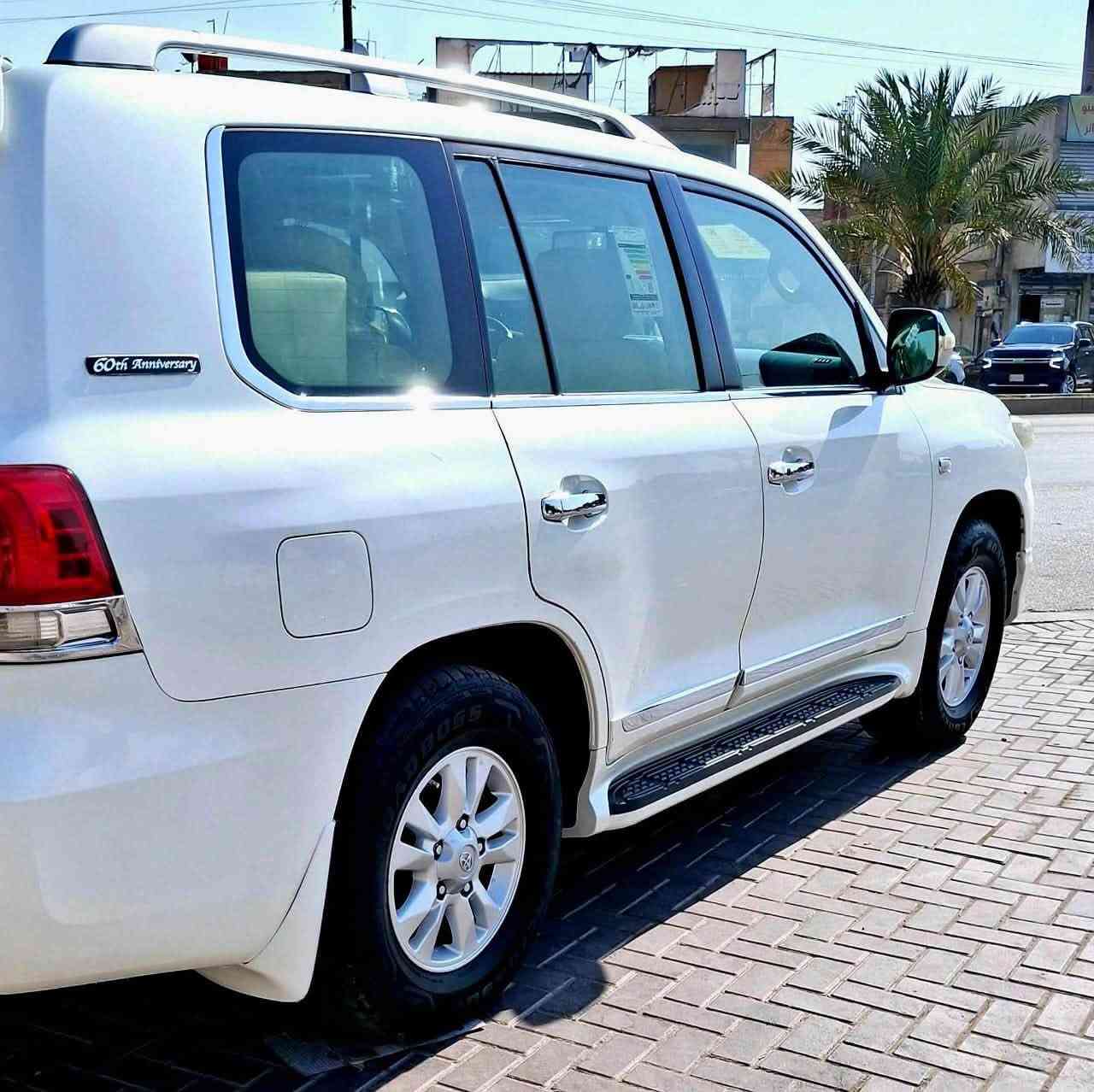 السلام عليكم تويوتا لاندكروز  ٢٠١١ ستينيه اصل تكمه وسنويه رقم سليمانيه  بسمنه تحول مباشر ماشيه ١٩٠ الف  مكفوله بدون صبغ بدون تبديل دعاميات فقط صبغ فول مواصفات كشن كهرباء ثلاث دكم بصمه تشغيل وبيبان تحكم استيرن فتحه سقف ثلاجه بالفرس كراسي جلد بقلاوة ثلاث قطع تبريد سبعه راكب حساس أمامي وخلفي كير مكينه شرط مامفتوحات صدر أمامي وخلفي جديد تبريد ثلج السعر  (  ٢٩٨   ) بيهه مجال الاتصال  *********** مكان بغداد
