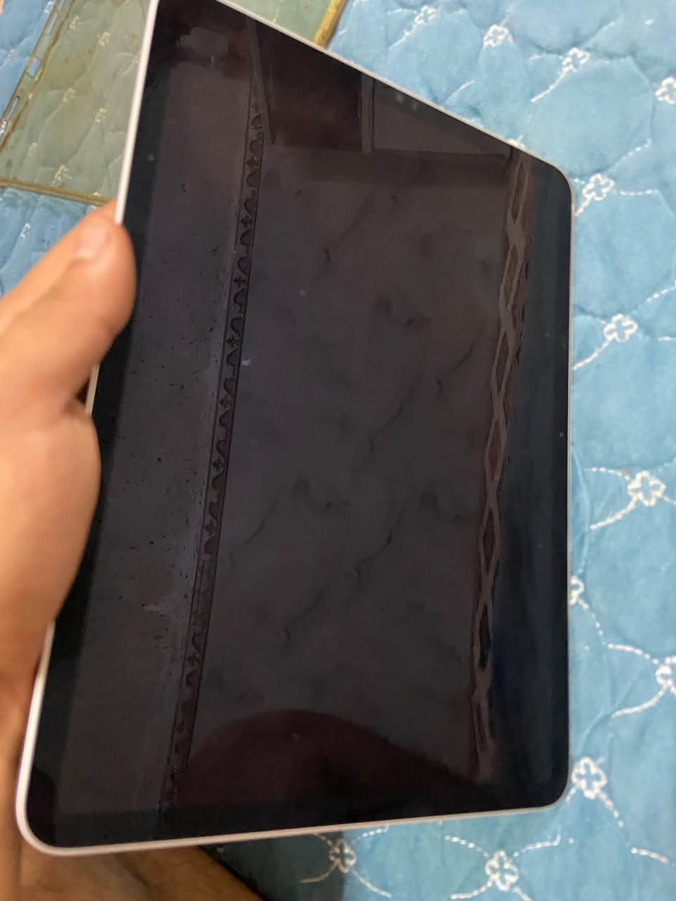 ايباد M2 نضيف ما مبدل اي شي بطاريه 90 بي فقط هاي الطعجه وما مأثره ابد على اي شي وبي طبع بسيط بالشاشه ابد ممبين سعره 750 رقم *********** بغداد
