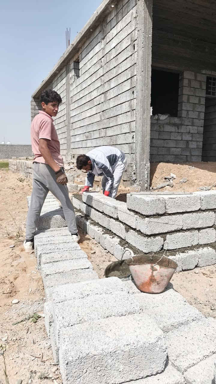 السلام عليكم يوجد كادر متخصص باعمال البناء واللبخ زائد تعديل البيوت وخلع السيراميك والكاشي وتفليش صبات المنازل الفوق اللي عنده شغل من هذين المذكورات يتصل على هذا الرقم /***********
