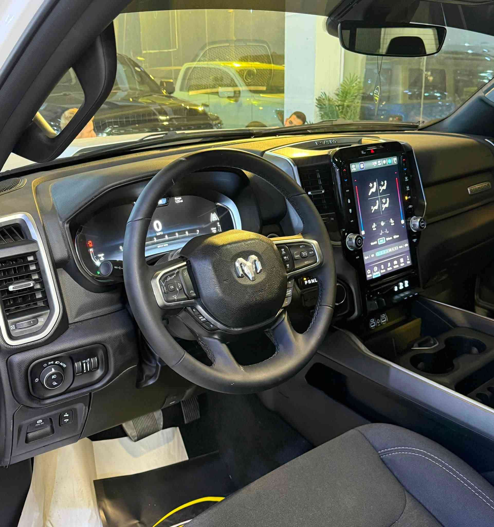 Dodge Ram 
2025 BigHorn
V6 - 3.6L - 4x2

بسمە و شغال
شاشە تیسلا
کامیرە 
کوشینات هیتر
سوکان هیتر
باب طویل
بودی قصیر
دبل اکسل
گیج الکترونی
رادار
ئوتو ستوب
ویل 18

6.000 mile
بدون صبغ
سعر ?

***********
***********
