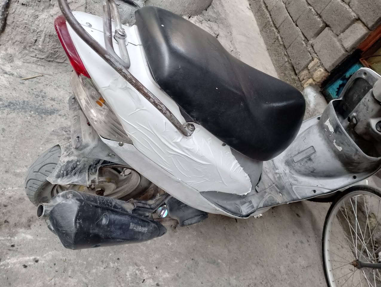 السلام عليكم دراجه للبيع ماكس قجمه دراجه مقفوله كفاله عامه مكينه ناعمه وحلوه مكينه بلاديه دراجه ما ناقصها شي سلف هند اشاير لايت امامي لايد خلفي كلها كامله باتري جديد بوشه 49 دراجه كلها بلاديه ما عاوزه شيء مكاني بصره قرمه علي سعر الدراجه 650 وبيها مجال***********
