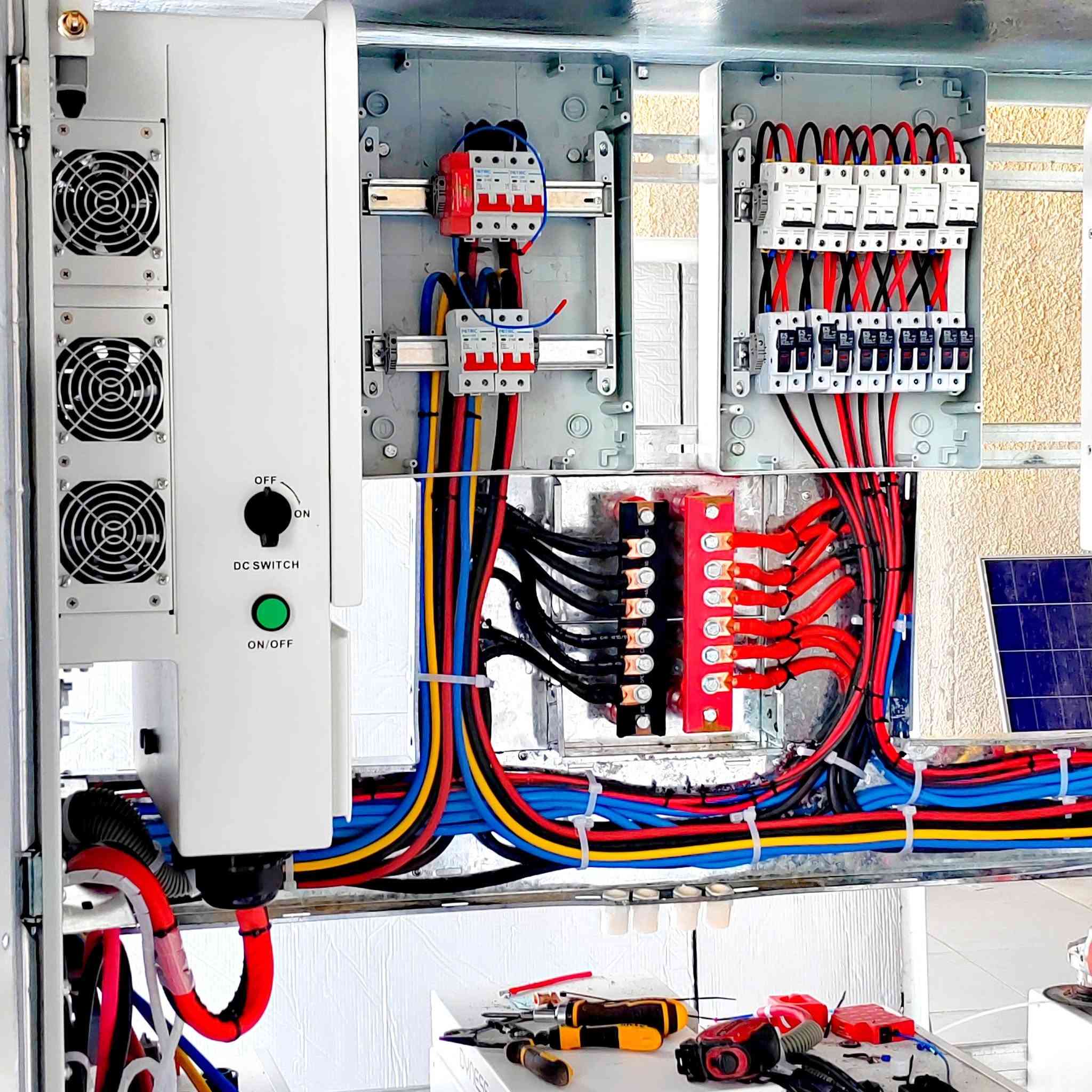 كابينة طاقة شمسية تم التنفيذ و التجهيز من قبل كوادر شركة AC للطاقة الشمسية ☀️
🔸 الأجزاء الرئيسيه للكابينة
🔹 سبلت تكييف
🔹 بطارية عدد 4
🔹 انفيرتر عدد 2 

شركة AC للطاقة والحلول الذكية - الناصرية - طريق ياحسين - مجاور مصنع منسوجات ذي قار  *********** - ***********
