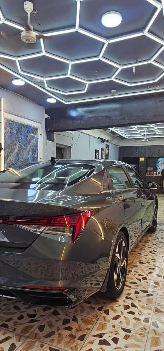 السلام عليكم 
للبيع هونداي النترا 23 رقم بغداد باسمي تحويل ثاني يوم 
محرك 2000دوش 
فتحة 
شاشة ديجتال متصلة 
تحكمات كاملة 
ايرباك ستيرن فقط طاك 
ماشية 87 الف 
السعر 145 وبيها مجال 
للتواصل *********** ابو حسن  واتساب 
صور الحادث موجوده
