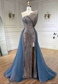 عندي 30 فستان  ابيع شلع زيونه شارع الربيعي  07711617256  نص مكتوب في ا...