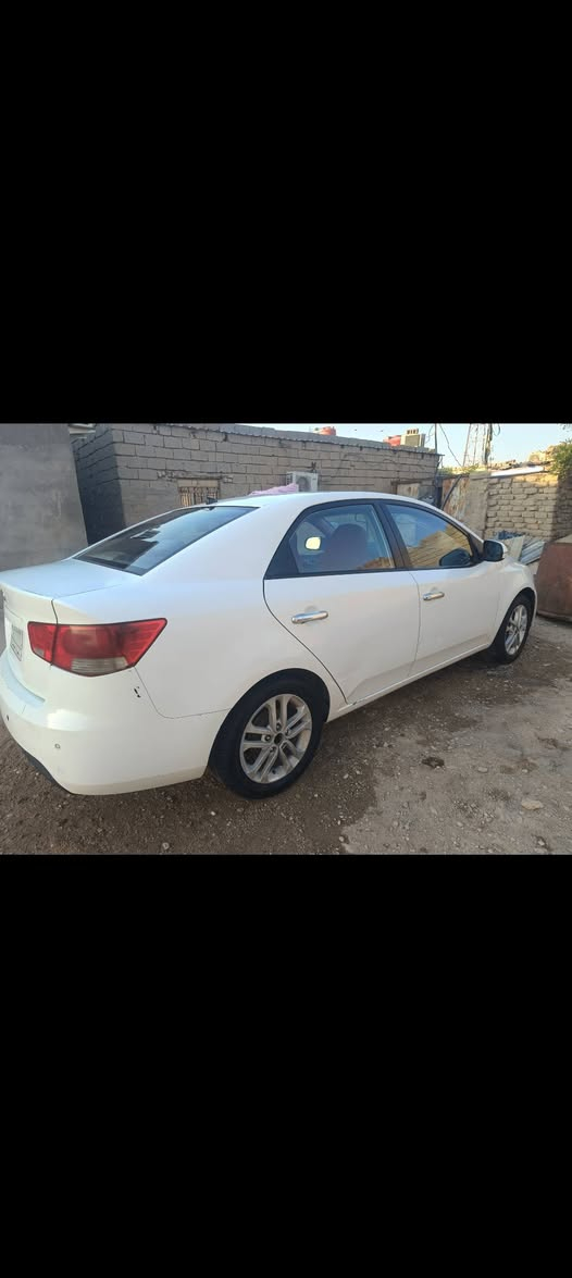 كيا سيراتو خليجي مديل 13 مكينه 1600
سياره نضيفه حلوه بيها صبغ بل باب مال سايق 

وبيها طخه وليسه ضربه قويه بل باب وره صدر موضح بل صوره سياره طابوكه شادلها جديده حداديه جديده وبيها بعض شخوط تروح بوليش الان سياره مديلها قديم سنويه منتهيه 22 السعر 85 وبيها مجال قليل *********** موجود وتساب رصيد فيس بوك
