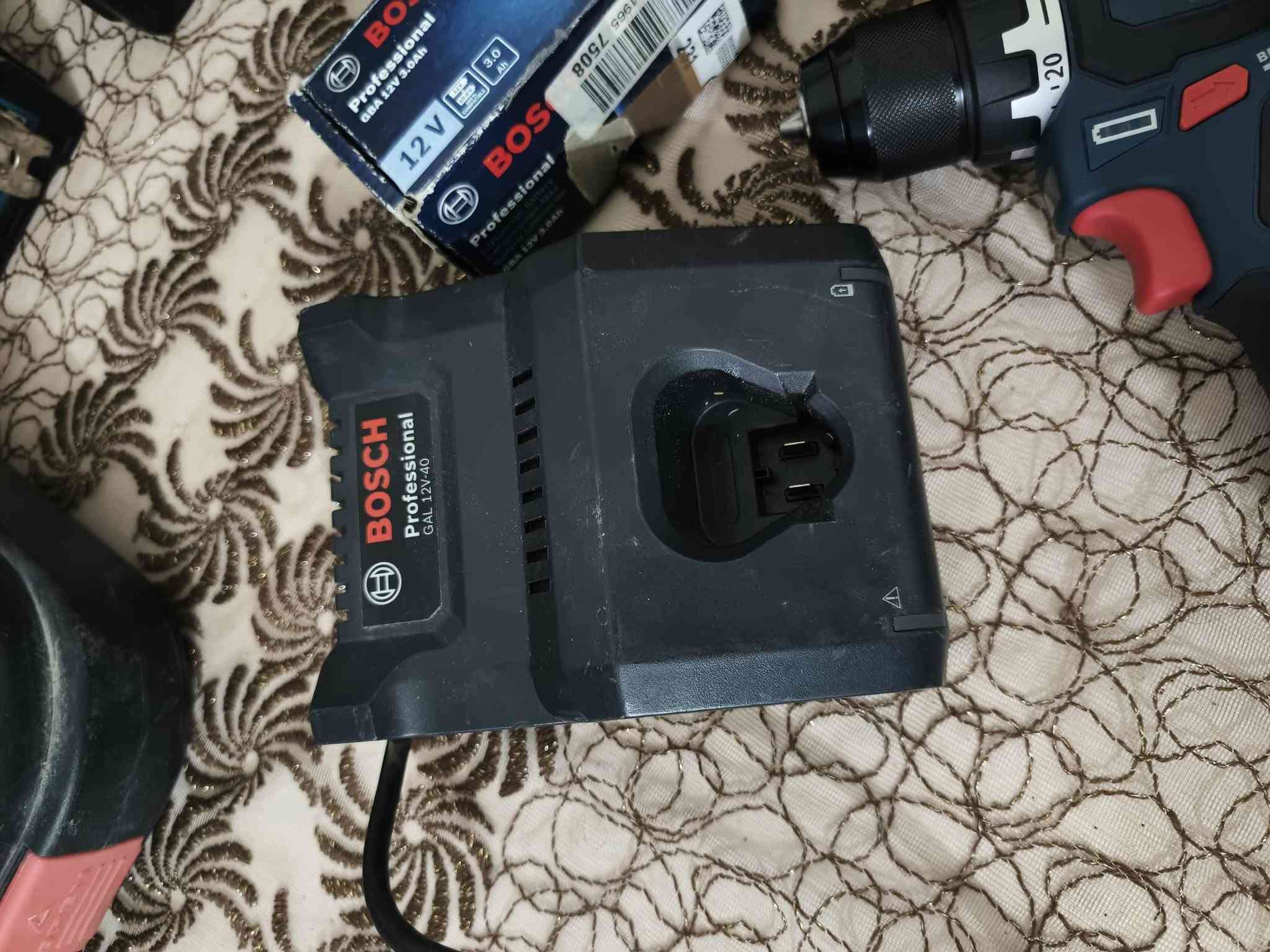 بوش اصلي الدريل جديد غير مستخدم بروشلز 
كامل ملحقات ٢ باتري + شاحنة + لبب اصلي بوش
