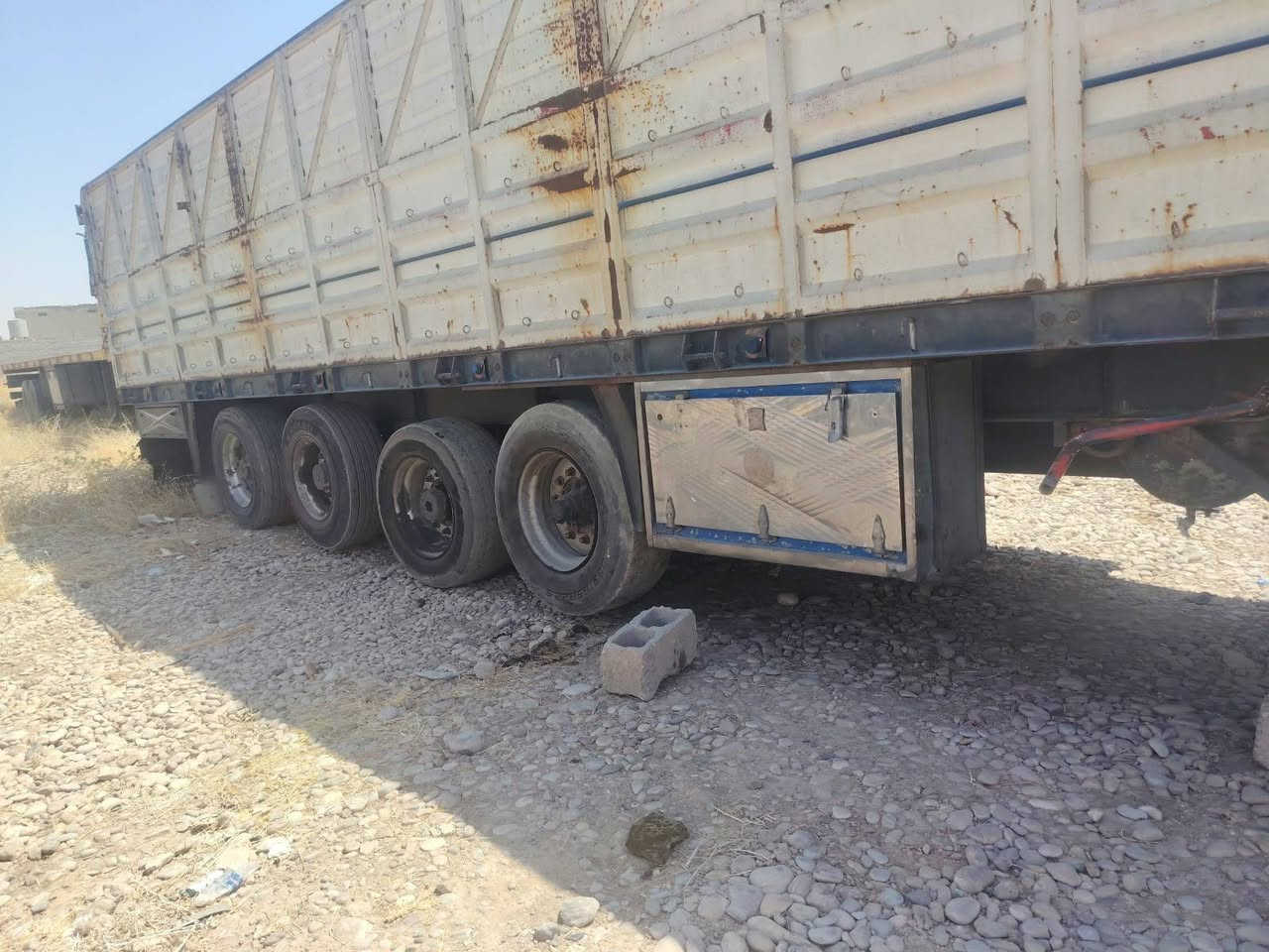 السلام عليكم 
للبيع عربانة اربع محاور جوبلس رفاع دناگير مربع  تايرات بيهن فوگ الوسط جاهزه للعمل  
الاتصال ع الرقم ***********
