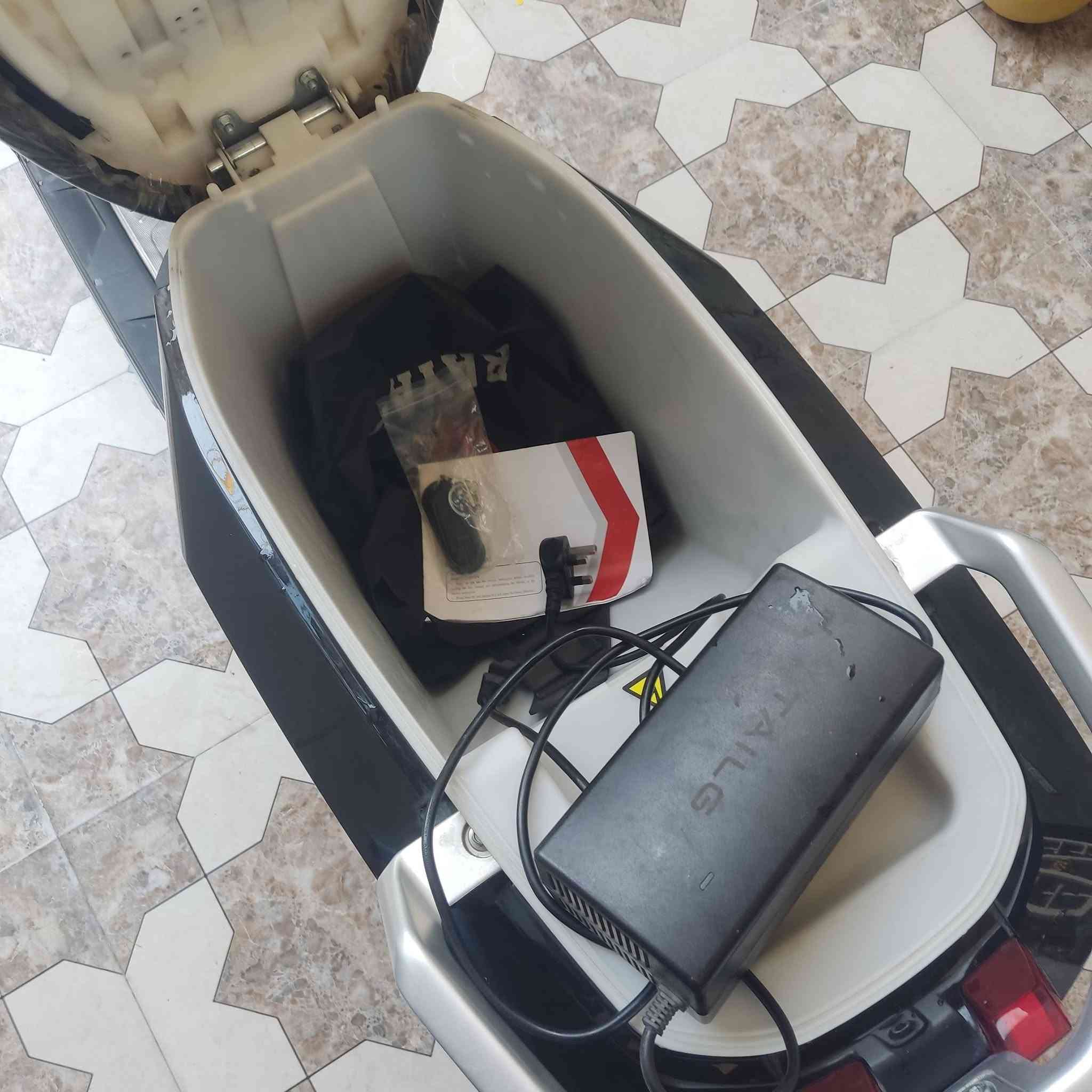 وحش الكون مستعمل شهر ونص تقريباً يمشيك 75 كيلو بالشحنة الكاملة سعروا مليون وبي مجال حك جيتك بي ملاحظات موضحه بالصور الجانب بي ضرر شوي وشغلتو بسيطه قطعه وتتبدل اذا تريد تبدلها تواصل *********** بي واتساب

