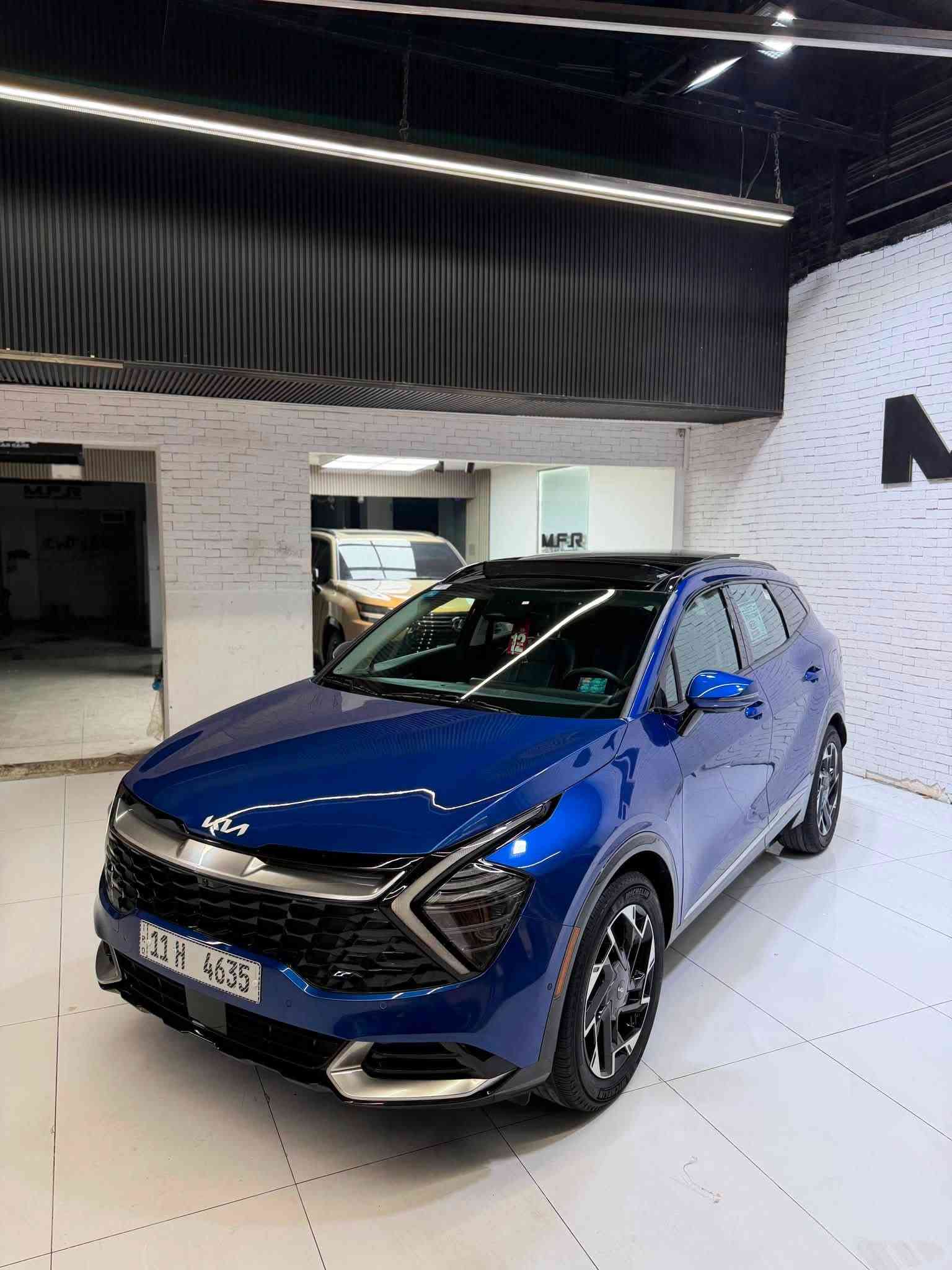 2025 kia sportage sx prestige
٢٠٢٥ كيا سبورتج اس اكس برستيج اعلى مواصفات 
محرك 2500
دخول جديد لون جويتي ازرق
ماشية 14 الف ميل وبعدها على مشي امريكا 
رقم بغداد مميز ٤ مراتب 
ضرر السيارة سطحي بدون اي دواخل شاصي ولغد كفالة
بدون ايرباك !! بدون ايرباك !! 
جاملغ جهة اليسار وبنيد صبغ

١- بانوراما 
٢- كامرات محيطية ٤ امامية وخلفية وجانبية ومن تنطي اشارة تشتغل الكامرة بالكيجات
٣- رادار امامي وخلفي وجانبي نقط عمياء وتحديد مسار وقيادة آلية
٤- حساسات امامية وخلفية 
٥- كشنات جلد اسود 
٦- كشنات كهرباء وخزن  وتبريد وتدفئة وستيرن تدفئة
٧- سستم صوت هارمن كاردن مع سبوڤر بالصندوق 
٨- لايتات عدسات 
٩- اوتو هولد 
١٠- مساعد النزول من المنحدرات 
١١- سايد بريك الكتروني بصمة 
١٢- صندوق كهرباء 
١٣- شاحن موبايل وايرليس 
١٤- تبريد مناخين منفصل امامي وخلفي 
١٥- كيجات دجتال تتغير اشكالهن مع شاشة كبيرة اكبر حجم 
١٦- انارة داخلية LED 
١٧- ويل كب حجم ١٩ 
١٨- نظام ستارت اند ستوب 
١٩- منافذ شحن بالكشن 
٢٠- تشغيل عن بعد 

السعر 228$ ورقة وبيها مجال 
***********
مكان السيارة بغداد البنوك
