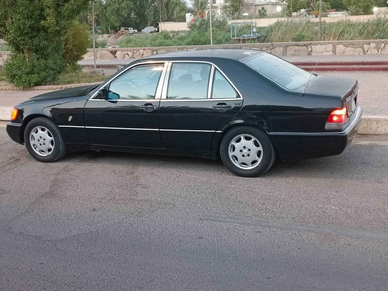 سلام عليكم شباب مرسيدس شبح موديل 93 كير محرك تابوت  ابلاد جدد حاوية قبل ٤ أشهر مشدودات بدون تنقيص غرفة جديده بالكاترون بدون ضربة صبغ فقط رقم بغداد مشروع وطني فول مواصفات سلايد سنتر لوك كهرباء دبل جام كشنات كهرباء كلهن شغلات حتى التجاوي دبل هورن خزن ميموري السيارة نظيفة تجي وشوف بعينك نقصه كمبريسر عاطل وارفلو فقط السعر ٦٠ ورقة وبيه مجال بسيط مكان السيارة ميسان للاستفسار الاتصال على الرقم ***********
