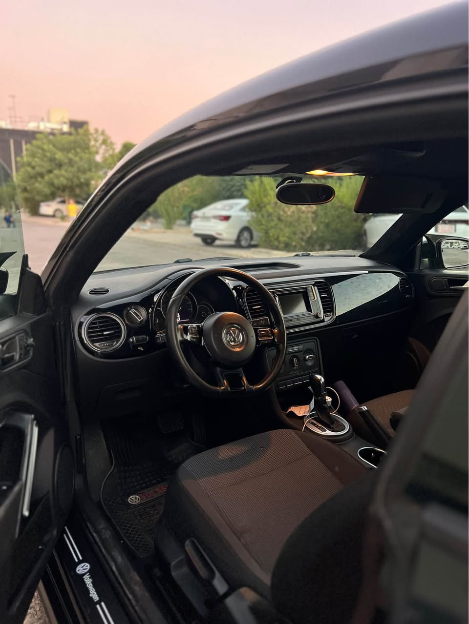 Volkswagen bittle 2018 
شاشە
کامیرە
تحکمات ستیرن
گیرتوماتیک+عادی+سپۆرت
شوتە سپورت رياضي صوت حصان 🐎 
ويل ٢٠Rباكج
سماعة بوس
سيارة بدون حادث بدون ارباك كلها سليم ٣قطعة كلير امريكا بدون حادث 
سعر ٩٩$ورقة مجال بسيط 
عنوان اربيل
*********** أربيل, العراق
