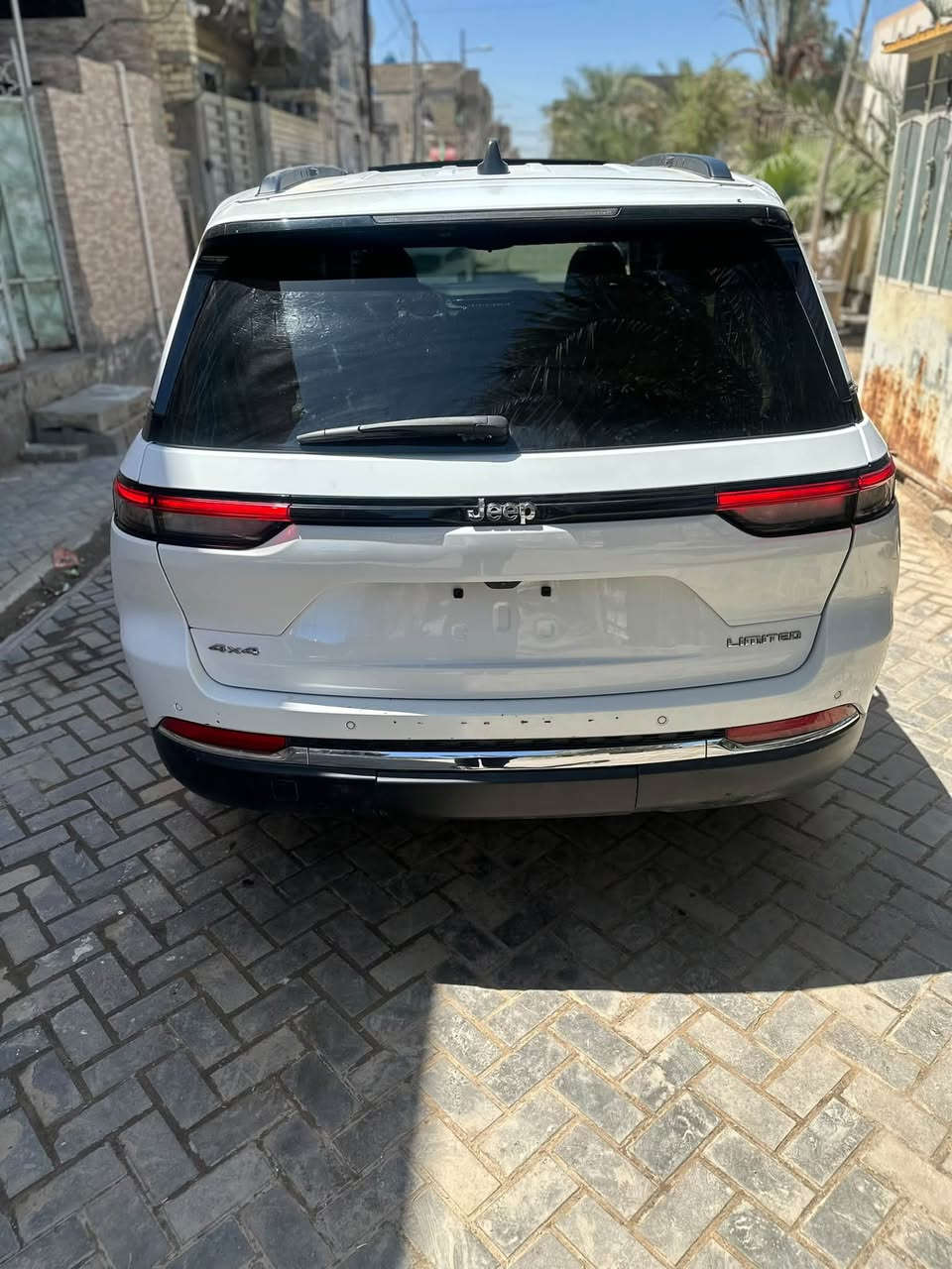 � للبيع Jeep Grand Cherokee 2023 ليمتد (LIMITED)

* 🔹 الموديل: 2023
* 🔹 اللون: أبيض
* 🔹 الحالة: حادث غرق (مصلّحة بالكامل)
* 🔹 التشغيل: شغالة بحالة جديدة
* 🔹 الدفع: 4×4
* 🔹 المحرك: 6 سلندر 3.6 لتر (حوالي 293 حصان)  
* 🔹 قير: أوتوماتيك 8 سرعات  
* 🔹 شاشة + نظام ملاحة + Apple CarPlay
* 🔹 كاميرات + حساسات أمامي وخلفي
* 🔹 فتحة سقف بانوراما
* 🔹 تبريد وتدفئة مقاعد
* 🔹 تحكم سكان + مثبت سرعة
* 🔹 نظام أمان (نقطة عمياء + مسار + تنبيه)  

📍 الموقع: بغداد
للستفسار… ***********
