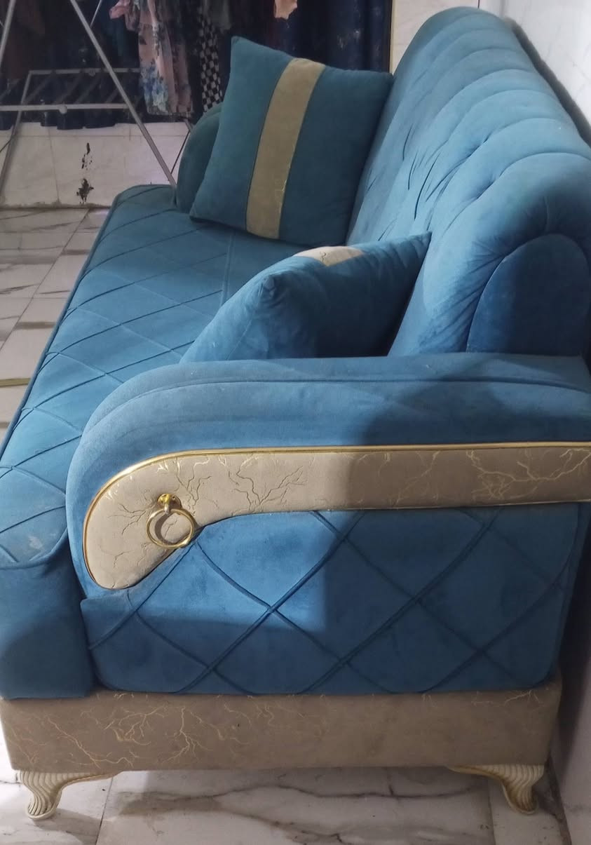 تخم مستعمل قليل للبيع (10)مقاعد  سعر 300وبي مجال بسيط...العنوان بغداد ...الحريه للاستفسار الاتصال علرقم*********** بي واتساب ...مستعجلين علبيع....
