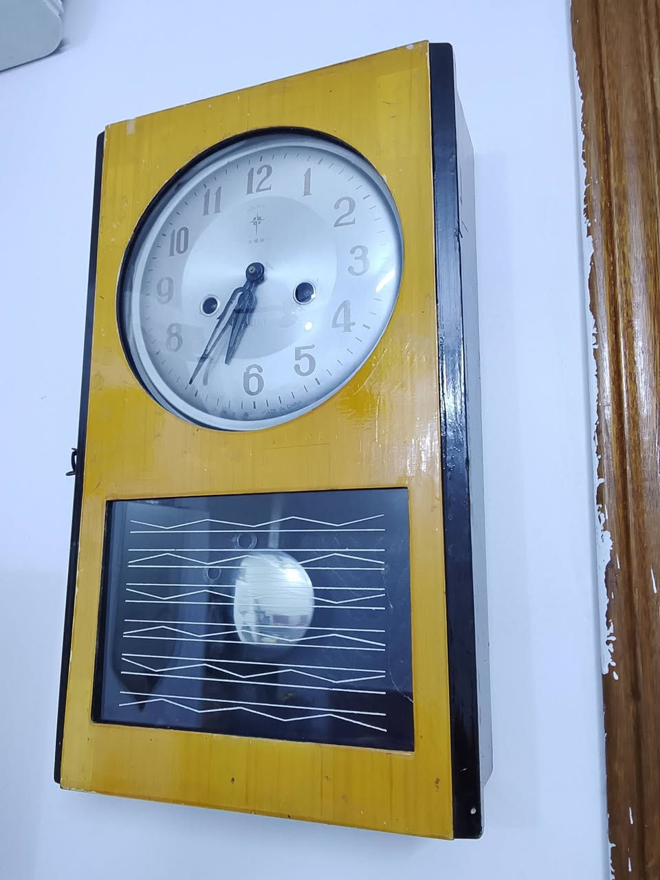 ساعة جدارية • شغالة • نظافة ٩٠٪