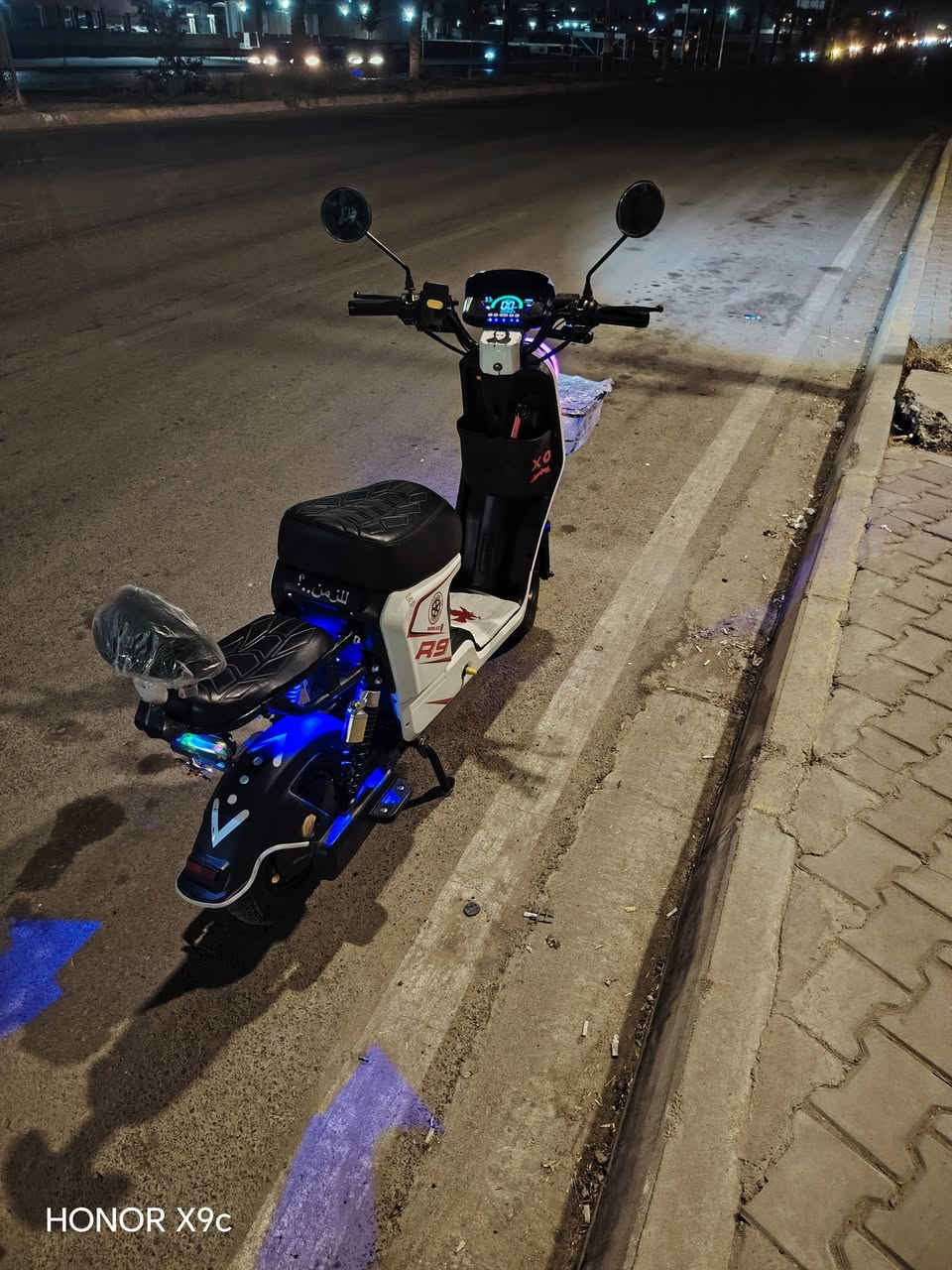 اللبيع ار9 موديل ٢٦ سعر ٤٦٠ يي مجال قليل ***********

نص مكتوب في الصور:
- HONOR X9c