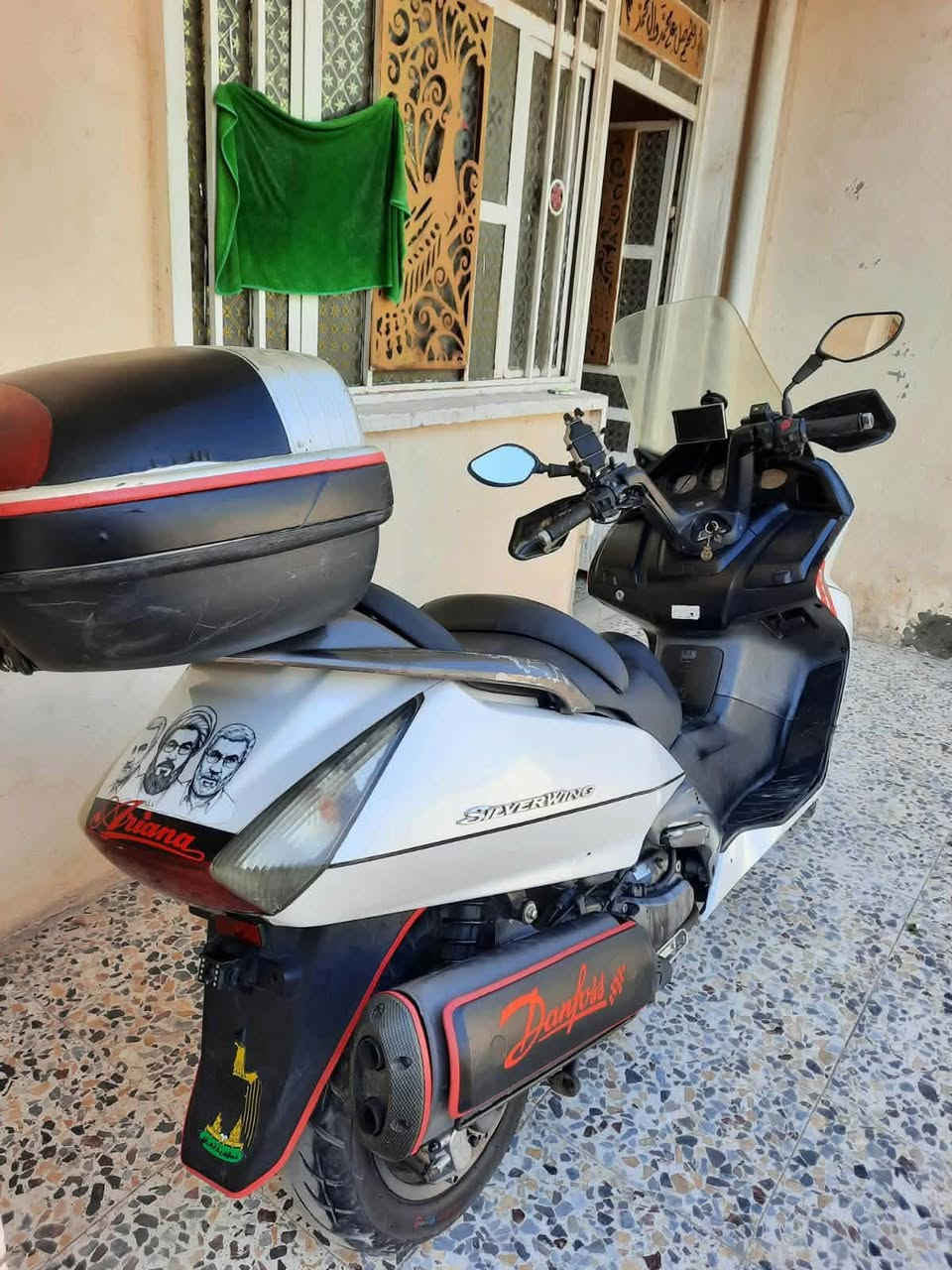 السلام عليكم سلفرونج 600 مكينه كفاله عاامه  كلج مالوسي اوفر مود ايبياس يدات تدفى دشبول ابيض منظومه زنون ي نقص مابيها ترايك لشمال السعر 15 وبيها مجال مكاني زعفرانيه ***********
