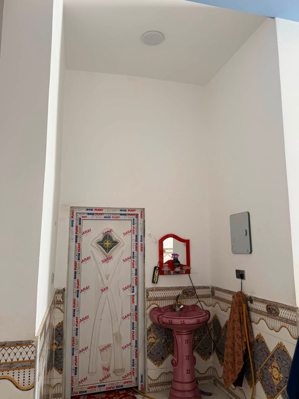 دار للبيع منطقة العباده السكنيه حي السلام كافة الخدمات المساحه 400 متر يحتوي على ثلاث غرف نوم مطبخ حار وبارد صاله واستقبال وصحيات بناء حديث سنه كامله درجه اولى وقطعه ارض بضهر البيت مساحتها 300 متر بناء حقل  
المساحه الكليه للارض 700 متر السعر 160 مليون وبيه مجال للاستفسار الاتصال على الرقم ***********
