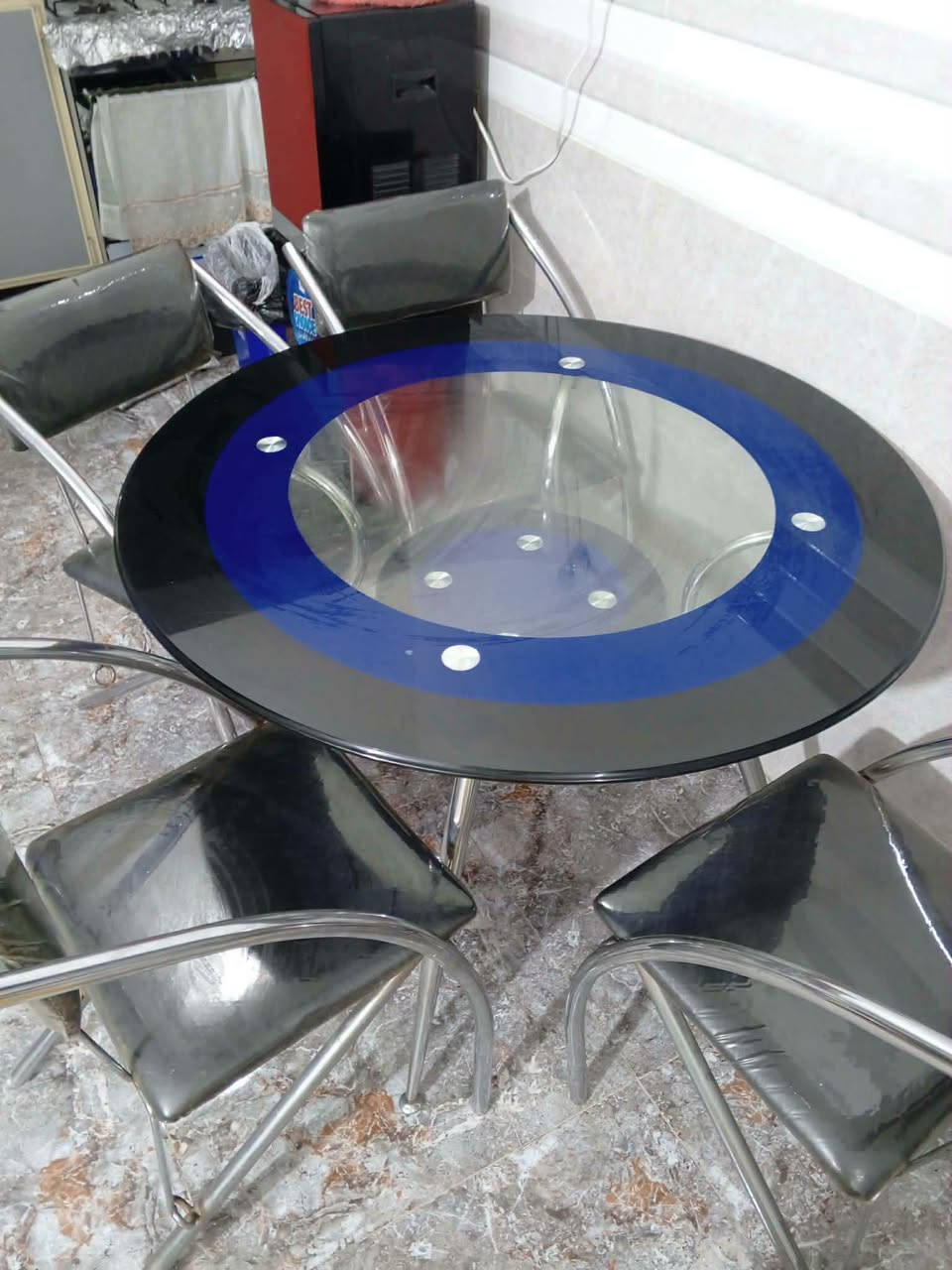 ميز طعام للبيع يرهم مال كعده حديقه يرهم مال كعده السعر 100بيه مجال
