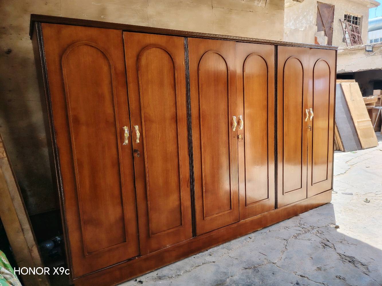 #للبيع 
غرفه حطاطه مكتبه السعر 425
غرفه حطاطه توج السعر 375
سرير طفل حطاطه السعر 50
جربايه نفرين السعر90

العنوان 
الأنبار ا_لرمادي _التأميم القادسيه الثانيه _مقابل مدرسة زين العابدين الأهليه_ مجاور حدادة البركه
اللتواصل 
***********
***********
شنو حالة كل قطعة بالضبط: جديدة لو مستعملة؟ وإذا بيها خدوش/كسر/ملاحظة بسيطة ذكروها حتى يكون الإعلان أوضح: 
غرفه حطاطه السعر 425

هل الأسعار لكل قطعة وحدها لو قابل للتفاوض؟ وهل التوصيل/التحميل مشمول لو لا؟: 
نعم
ممكن تذكرون المقاسات التقريبية لكل قطعة، خصوصاً الغرف والسرير؟: 
كل غرفه 4قطع
شنو المتوفر حالياً بالضبط: غرفه حطاطه مكتبة، غرفه حطاطه توج، سرير طفل حطاطه، وجرباية نفرين؟ وهل أكو أكثر من قطعة من نفس النوع؟: 
غرفتين وجربايه وسرير طفل وكنتور بابين 
هل الاستلام من موقعكم بالرمادي/التأميم لو ممكن التوصيل لمناطق ثانية؟: 
من موقعي 