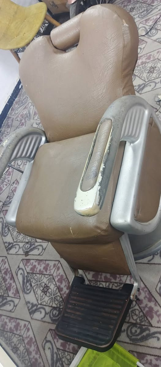 مرايه وميزها 150
رفوف 50 
كرسي كبير 150
مغسله مرمر 125
اغراض اكرلك كامله
 مع ميز اكرلك 150
جهاز تكبيس البثوث 15
للأستفسار ***********
 واتساب
