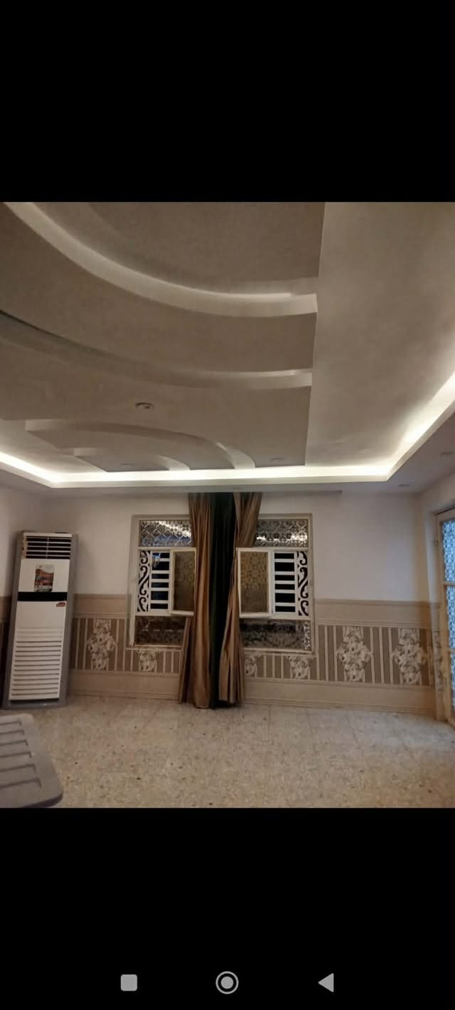 بيت للبيع مساحته 200 في حي السلام الثانية قريب جدا عل شارع ام البنين وقريب جدا عل كراج الموحد يحتوي على غرفتين نوم واحد من الغرف تحتوي على سويت وكلدور واستقبال ومطبخ حار وبارد وثلاث حمامات وحديقة وكراج سيارة للاستفسار الاتصال على الرقم ***********

نص مكتوب في الصور:
- HONOR X9c
- HONOR X9B