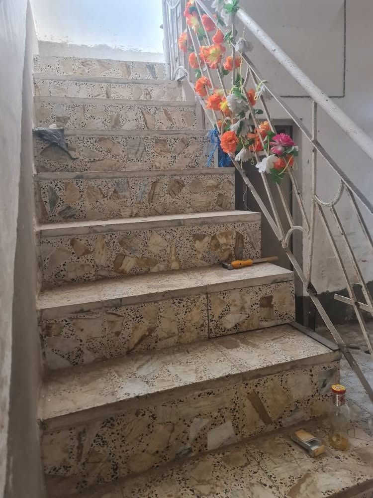 بيت مساحة ١٠٠م
غرفة مع صالة مع استقبال مع مطبخ مع صحيات مع طارمة مع سطح مع خط مولد للايجار
الاتصال على الرقم
*********** النجف, العراق
