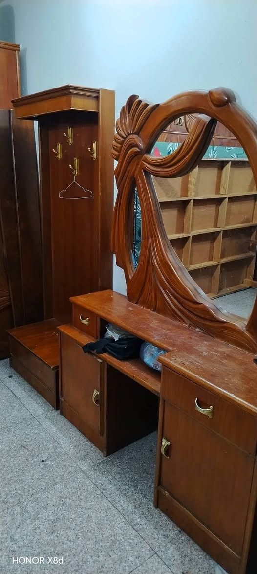 السلام عليكم غرفة نوم للبيع صاج داخل خارج شغل درجة اولى ٦ باب ملحق كامله يحتاجله فقط صبغ  وجربايه ام النفر عدد ٢ العنوان بغداد الكرخ ***********
