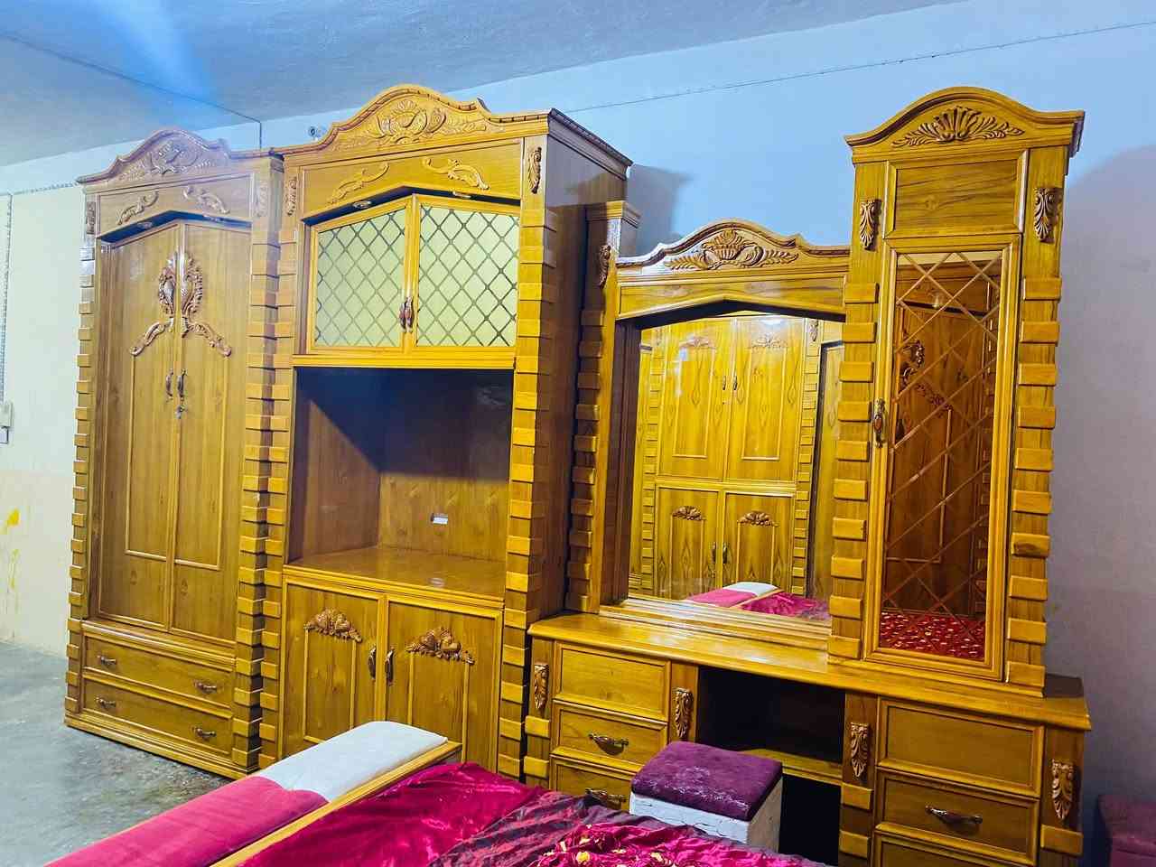 توجد غرفه نوم ملكيه صاج عراقي الخارج ٥ملم طبيعي وداخل ٤ملم شرط حطاطه جيب النجار الي يعجبك نضافه بعده جديده استخدام قليل  السعر مليون و٨٥٠ وبي مجال بسيط للاستفسار اتصال ***********
