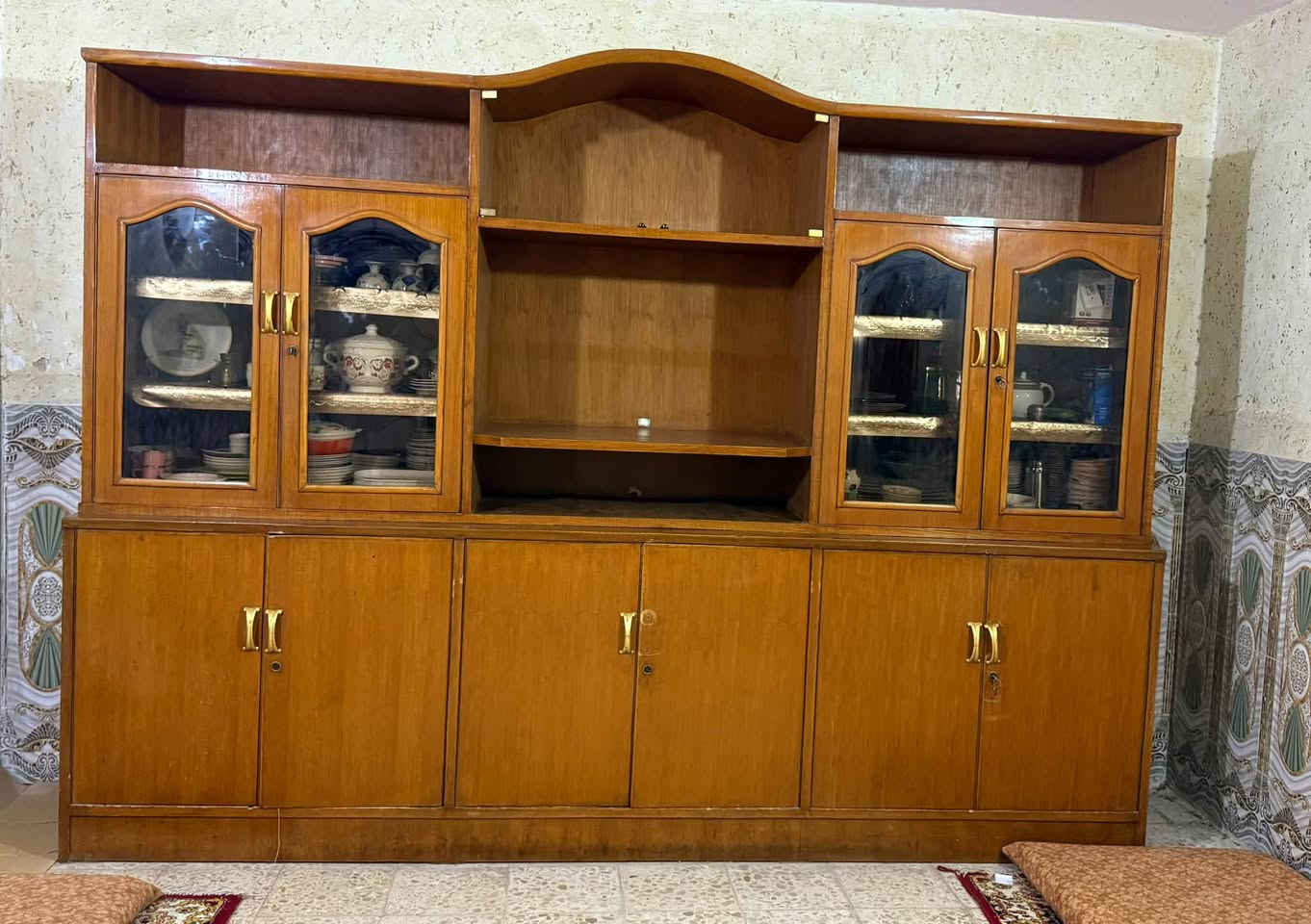 معرض  اخ الجديد
العرض 3 أمتار 
الطول اكثر من 2 متر
سعر 250 وبي مجال 
للتواصل ***********
