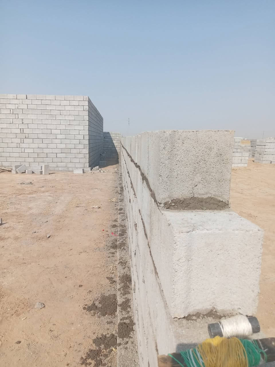 يوجد خلفة بناء ليريد يتصل عل رقم ***********
