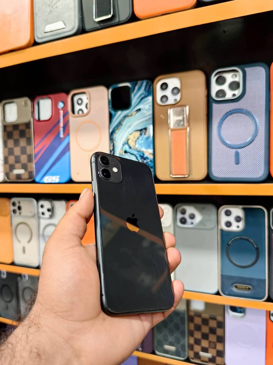 #متاح هاتف مستخدم 💥
#Iphone 11عادي

الذاكرة:128 GB 

البطارية  82%

الجهاز بلادي فقط شاشه داخل رطوبه من سنه ولا ماثره ابد لمس يخبل موضح بل الصوره 😍😘 

فيس ايدي لا يعمل  😒 

كله شغال شرط ❤

#السعر  :165الف فقط   😘

يرهم بيع ويرهم مراوس باي جهاز عندك 💗❤️

#يتوفر -خدمه توصيل 🚚 لجميع محافظات 

العراق -او داخل منطقه💗

#لتواصل معنا :

واتساب / ***********

الانستا/su_u_l

نص مكتوب في الصور:
- ١٠:٣٣
- حالة البطارية والشحن
- كما هو الحال مع البطاريات القابلة لإعادة الشحن، بطارية الهاتف قابلة للاستهلاك وتصبح أقل فاعلية مع الوقت. معرفة المزيد...
- الحد الأقصى للقدرة
- ٨٢٪
- هذا قياس لقدرة البطارية مقارنة بقدرتها عندما كانت جديدة. قد تتسبب القدرة المنخفضة بتقليل ساعات الاستخدام بين عملية الشحن والأخرى.
- أقصى قدرة للأداء
- ستساعد الأنظمة المضمنة في النظام والمكونات في تخفيف آثار الأداء التي قد تلاحظها أثناء التقدم الكيميائي في عمر بطارية iPhone.
- شحن البطارية المحسن
- للحد من استنزاف عمر البطارية، يتعلم الـ iPhone من عادات الشحن اليومية، بحيث ينتظر ولا يتجاوز ٨٠٪ حتى يحين موعد حاجتك إلى استخدامه.