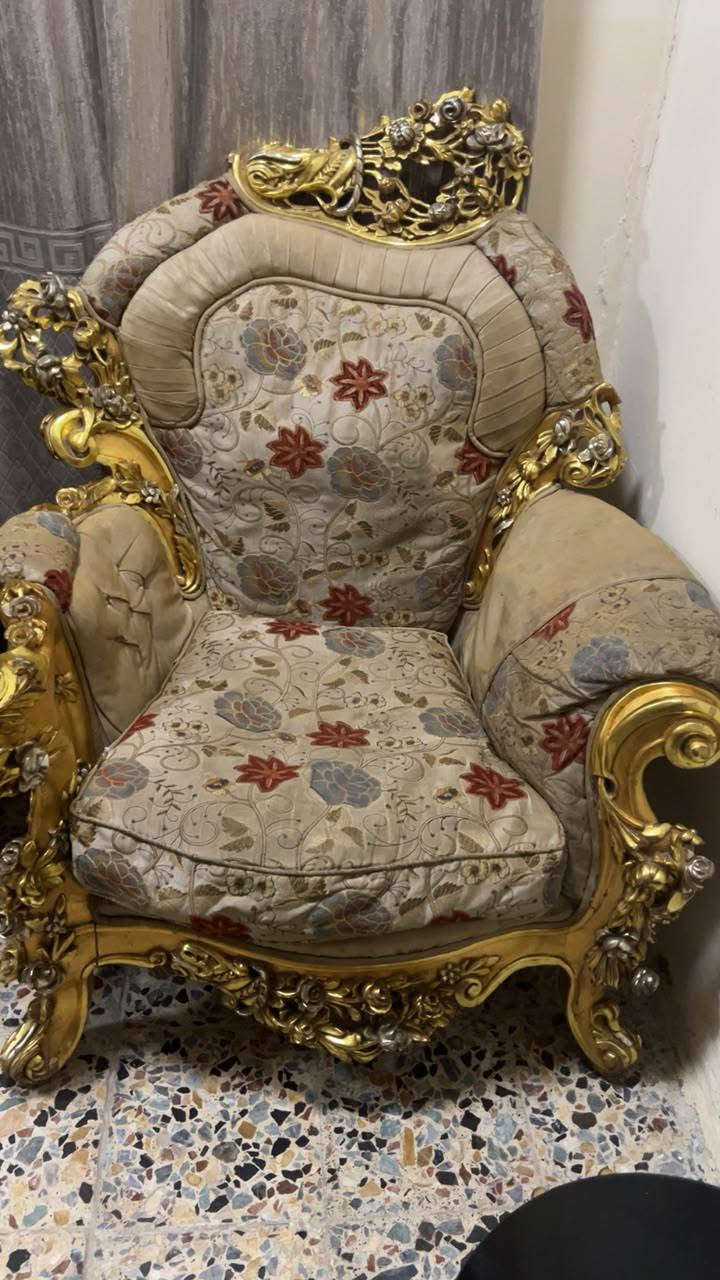 السلام عليكم تخم مصري زان. عشر مقاعد مستعجلين على بيعته لغرض الانتقال لغير منزل السعر 350وبه مجال. المكان زعفرانيه جسر ديالى الاتصال ***********
