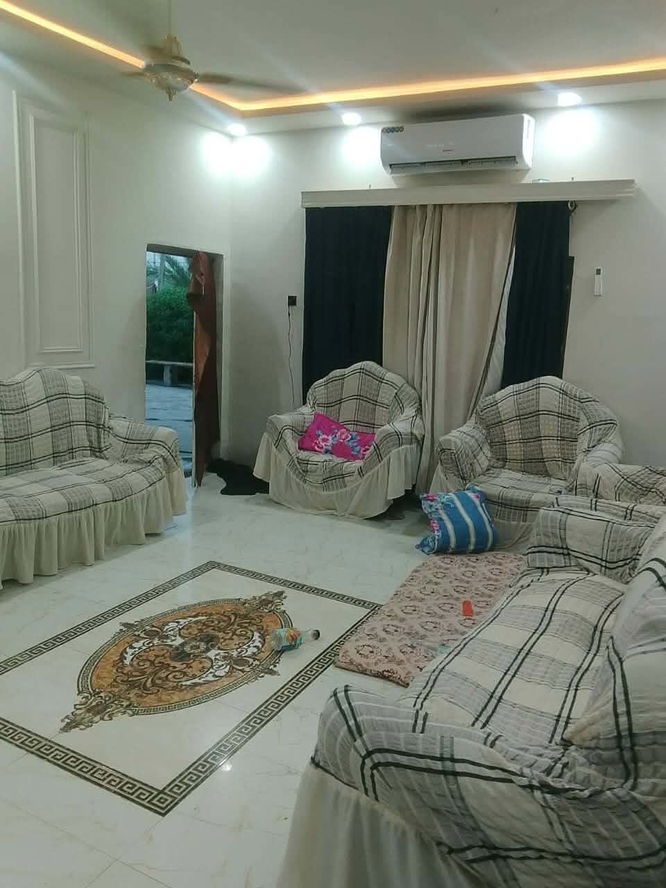 بيت للبيع ع طريق الشركات زراعي مساحته 350 بنائ البيت ويه الحديقه 500متر نظيف وجبير 
يوجد فيه 3 غرف 6ب4 
وصاله 14 م
واستقبال 10 ب4 
وهول 7ب4 
ومطبخ 6ب5
 وحديقه 
وكراج جبير صحياًت داخليه وخارجيه
